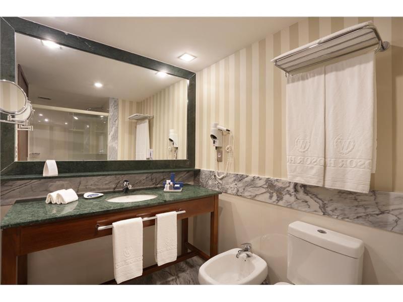 Standard Double or Twin Room without window thumbnail 5
