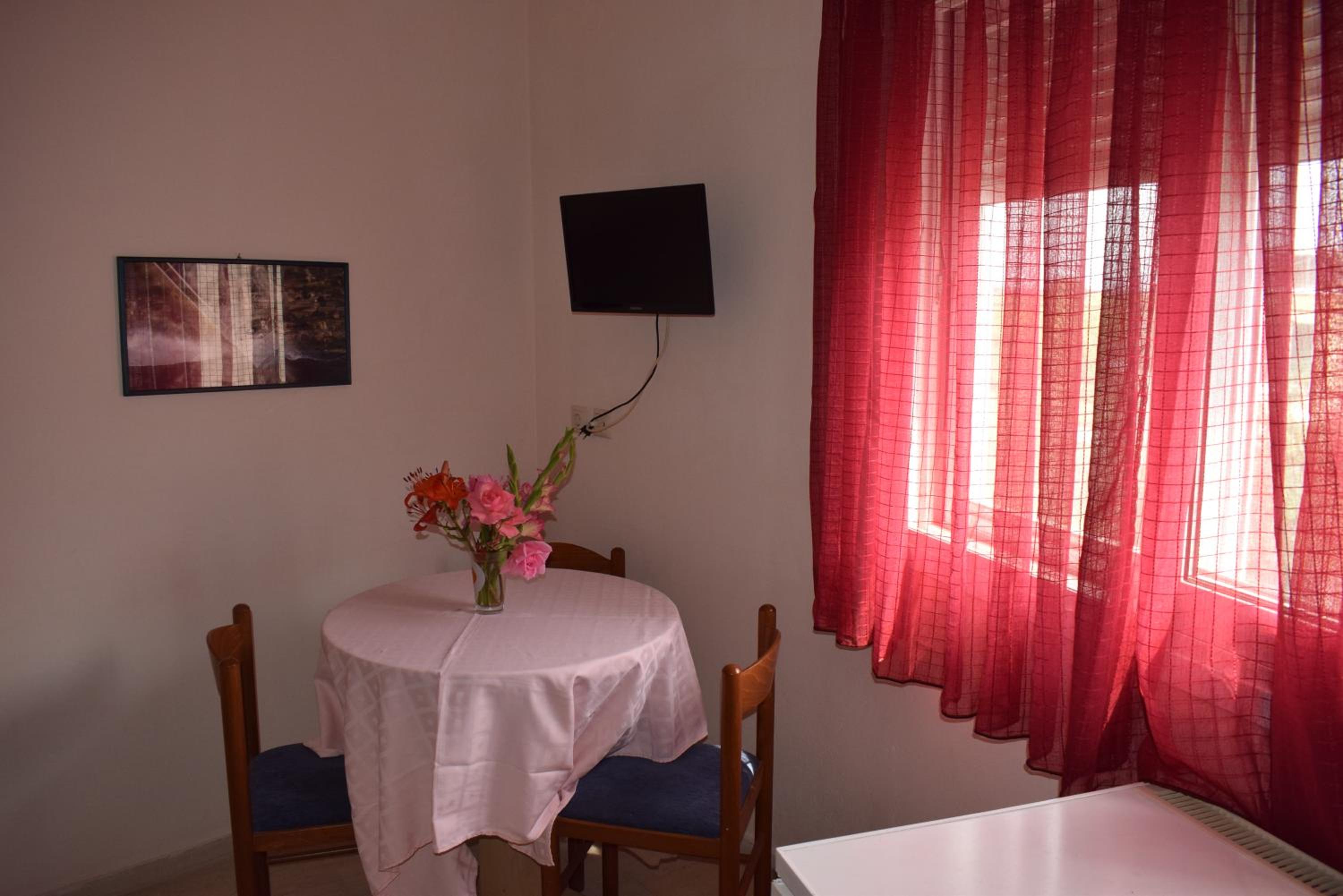 Standard Family Room - Photo 3