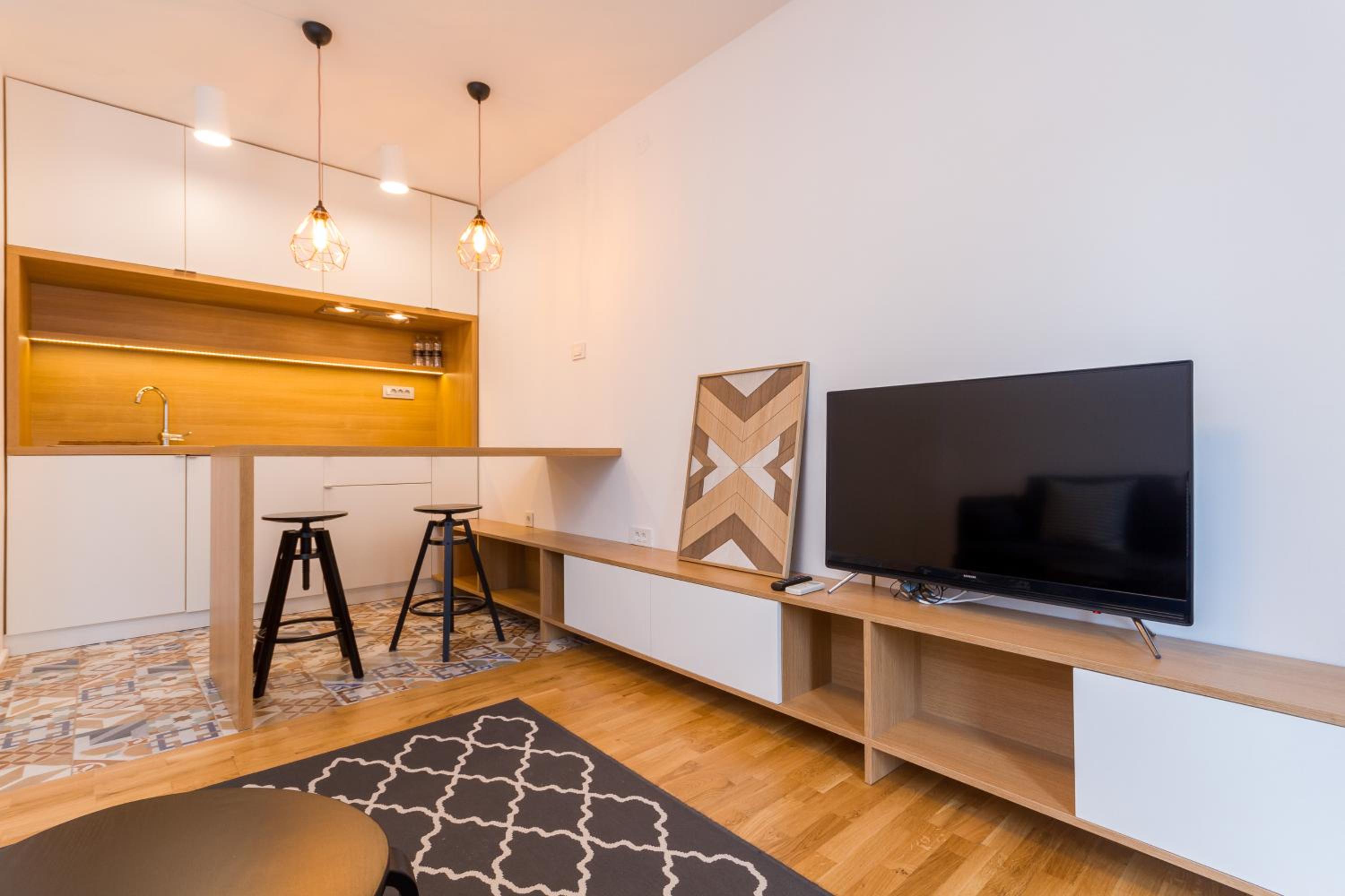 Comfort One-Bedroom Apartment with Balcony - Photo 5