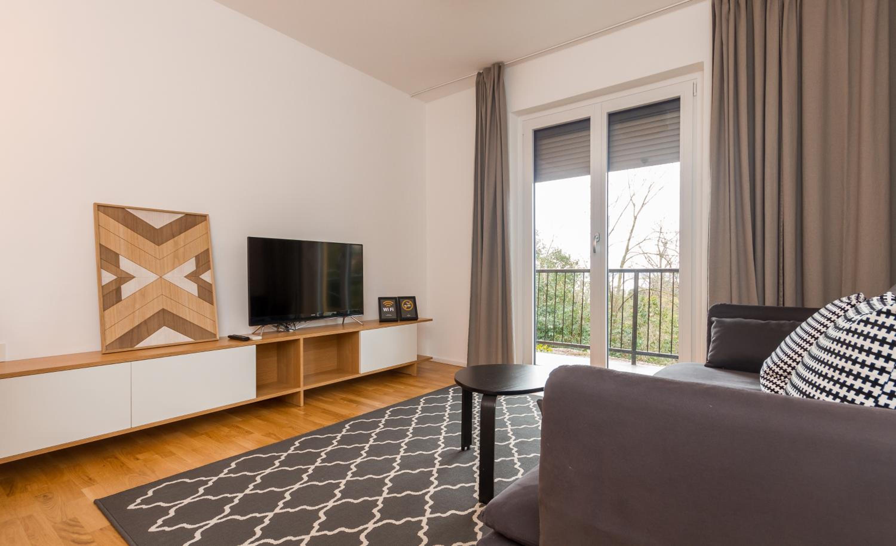 Comfort One-Bedroom Apartment with Balcony - Photo 6