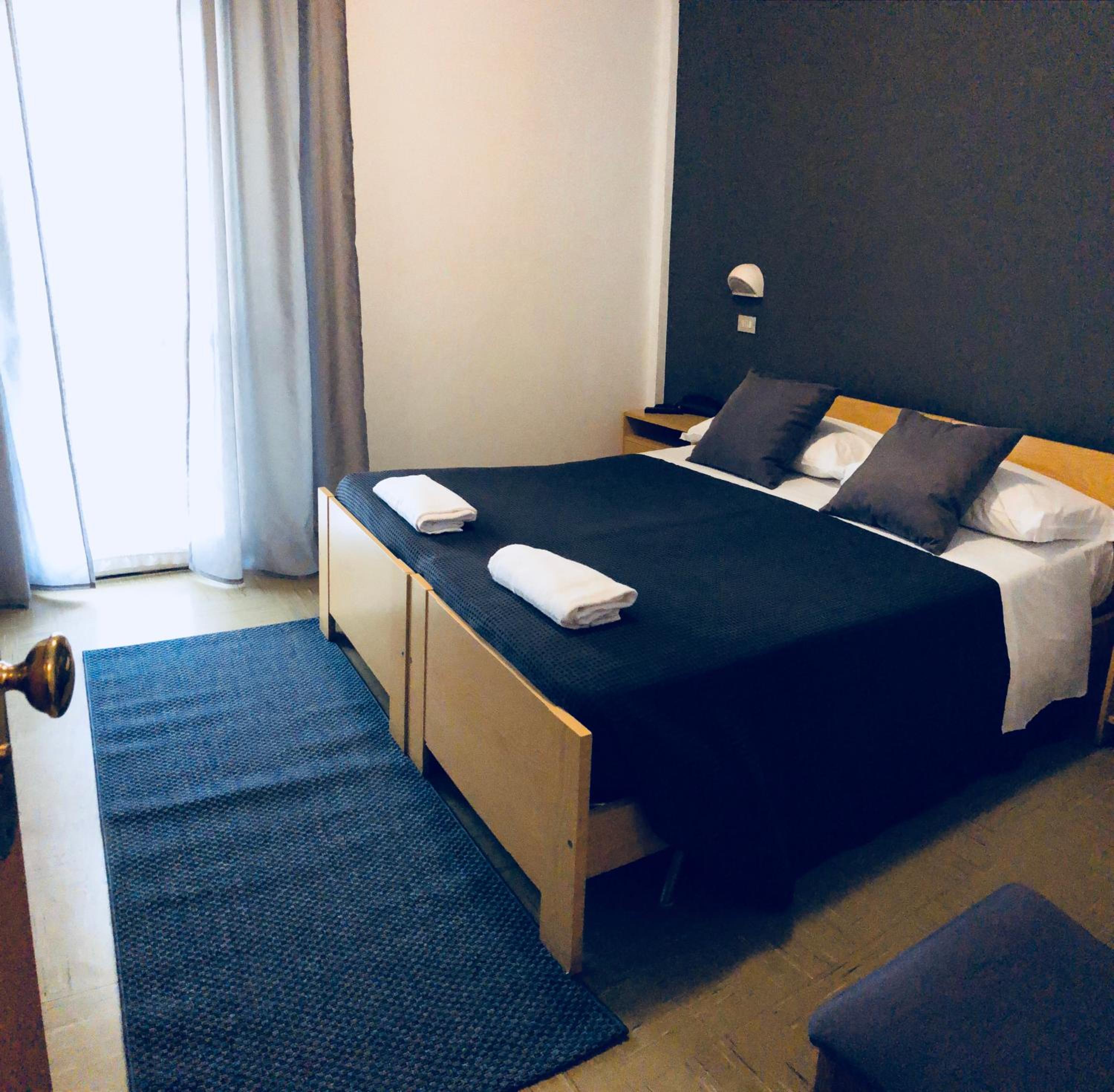 Double Room with Balcony - Photo 2