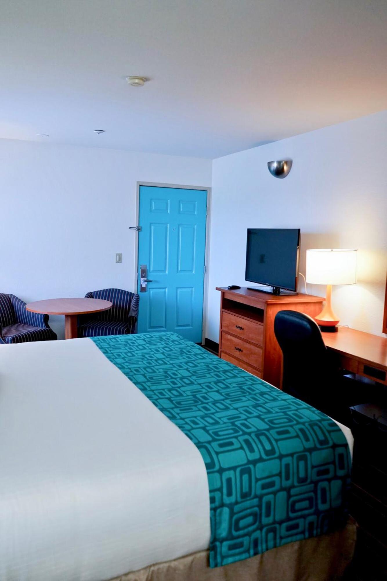 King Room - Non-Smoking - Photo 3