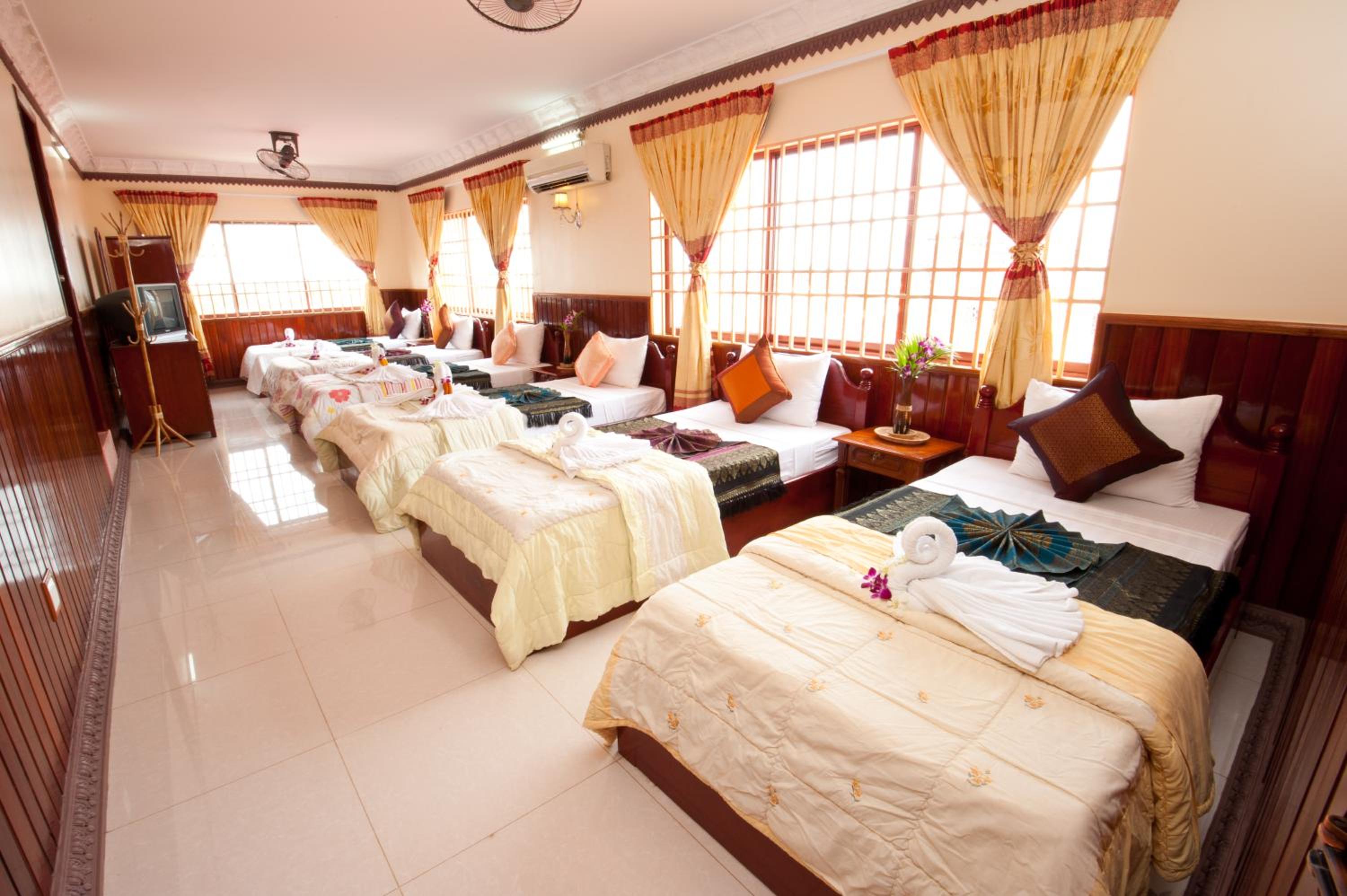 Family Room 6 Adults ( 6 Single Beds )