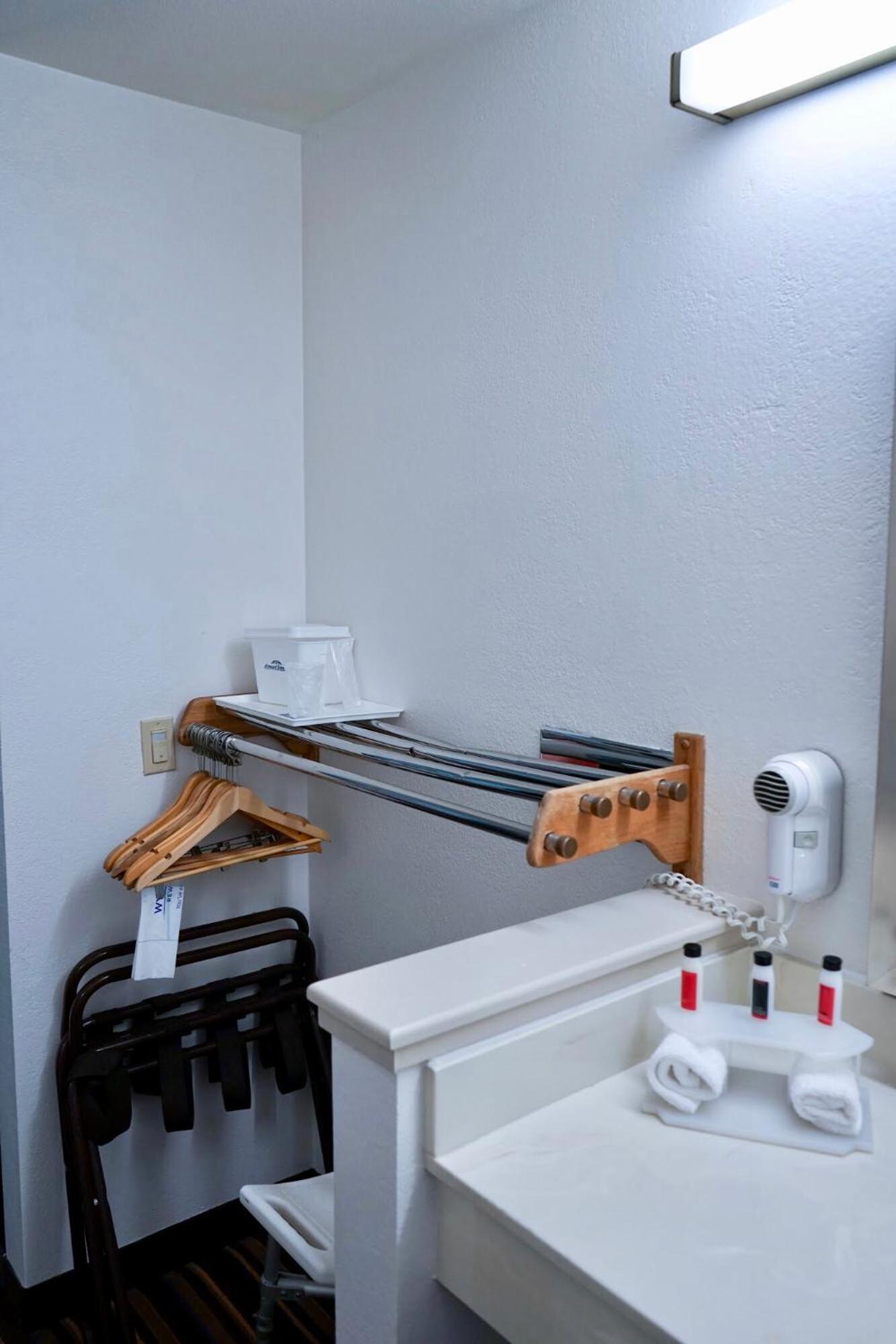 Queen Room - Disability Access - Non-Smoking - Photo 7