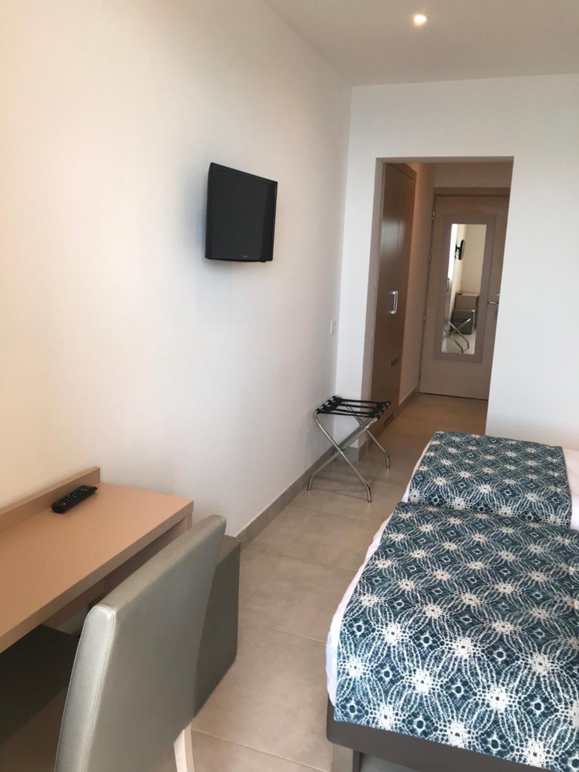 Double Room with Sea View - Photo 9