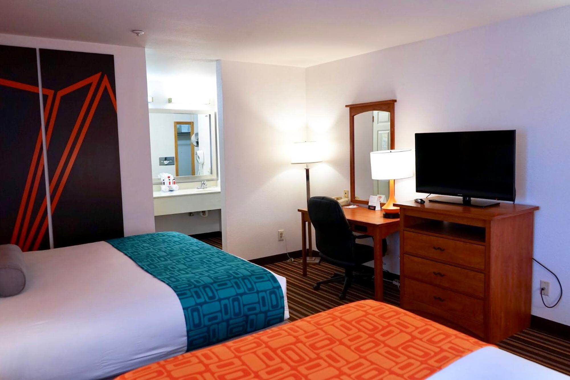 Queen Room with Two Queen Beds - Non-Smoking - Photo 8
