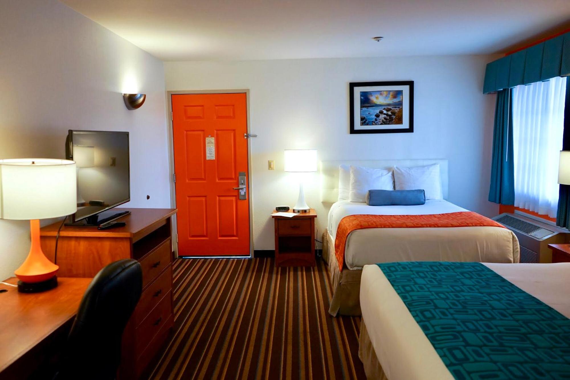 Queen Room with Two Queen Beds - Non-Smoking - Photo 4