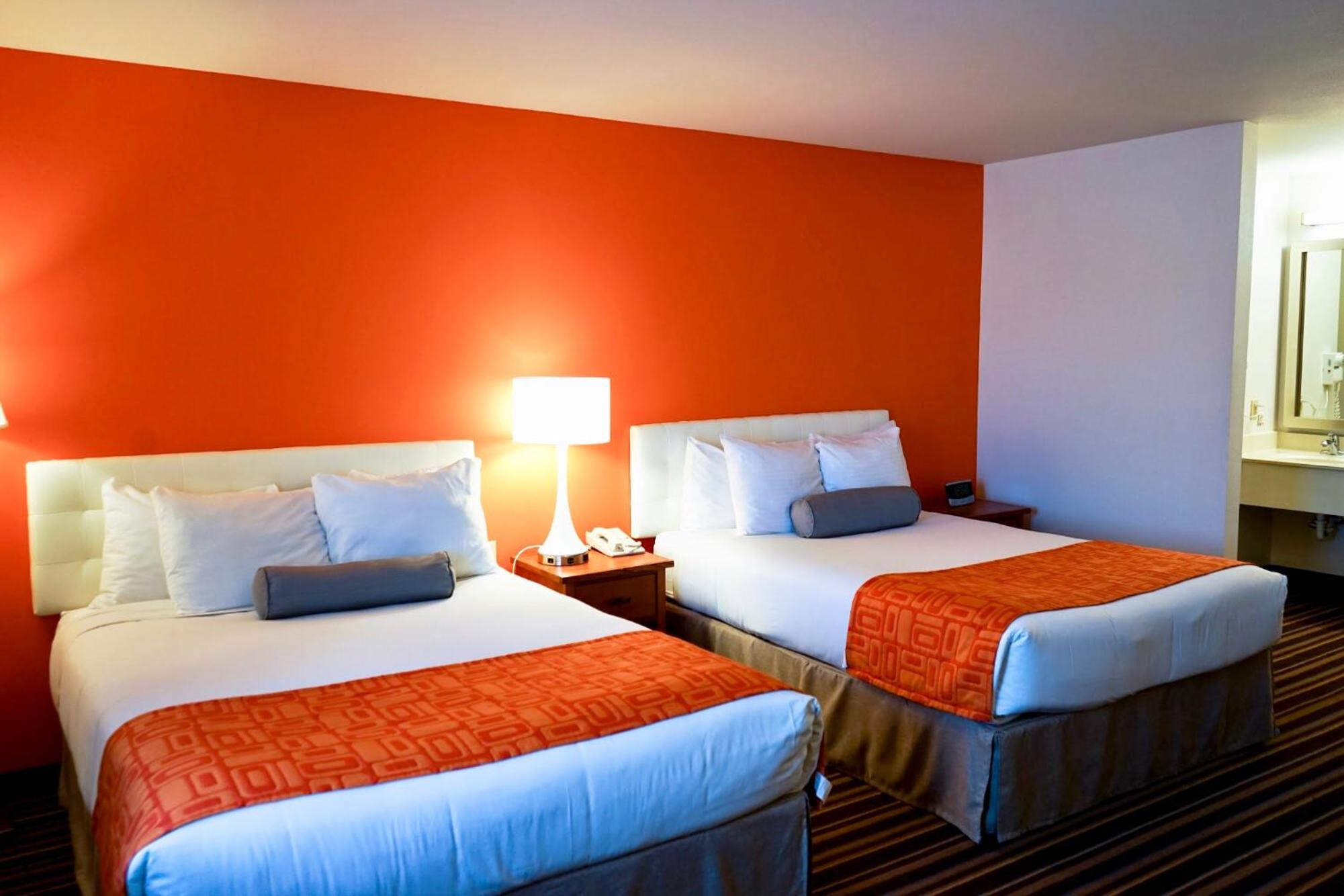 Queen Room with Two Queen Beds - Non-Smoking - Photo 7