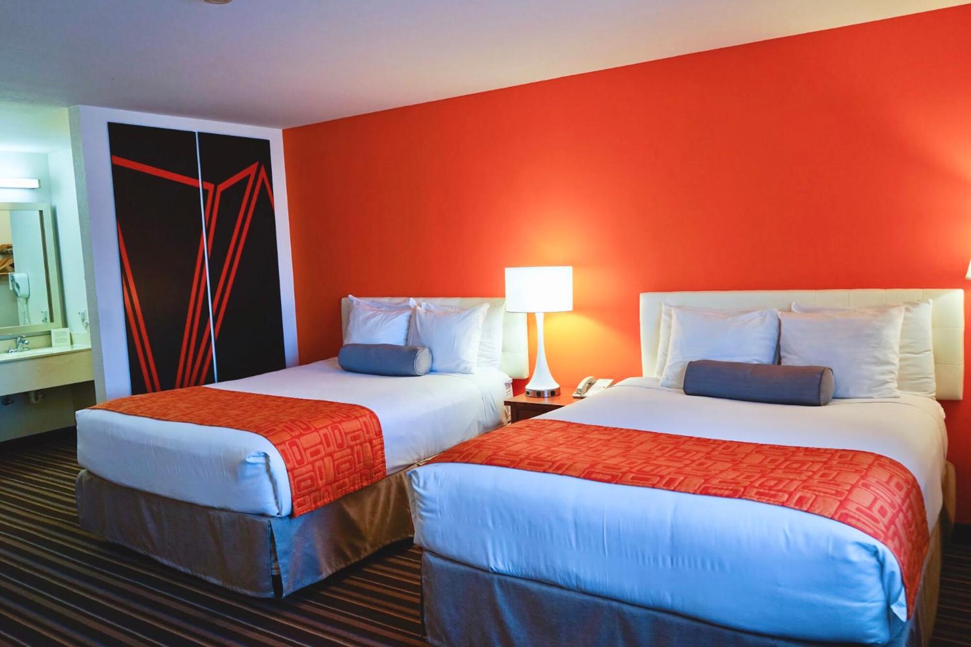 Queen Room with Two Queen Beds - Non-Smoking - Photo 5