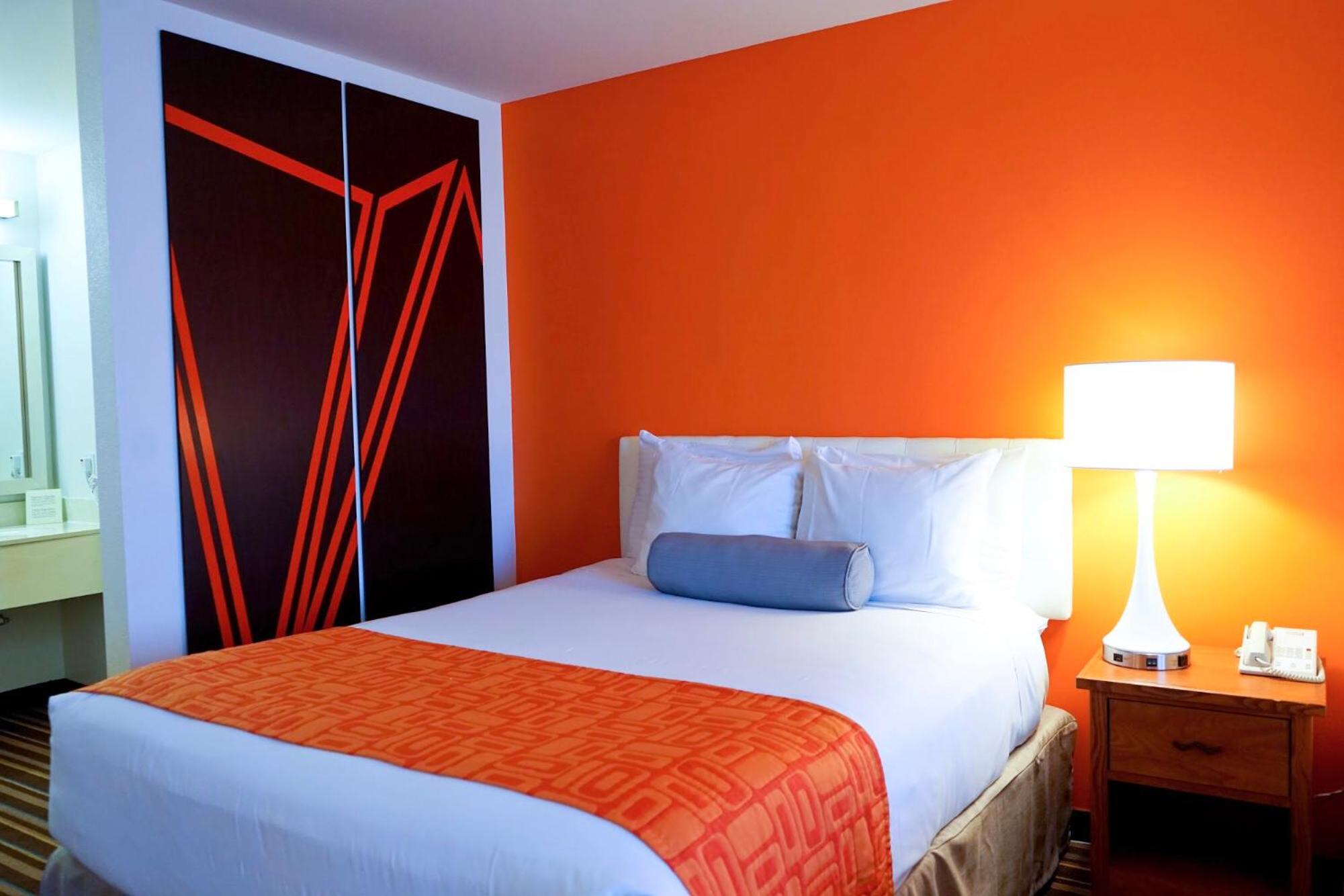 Queen Room with Two Queen Beds - Non-Smoking - Photo 6