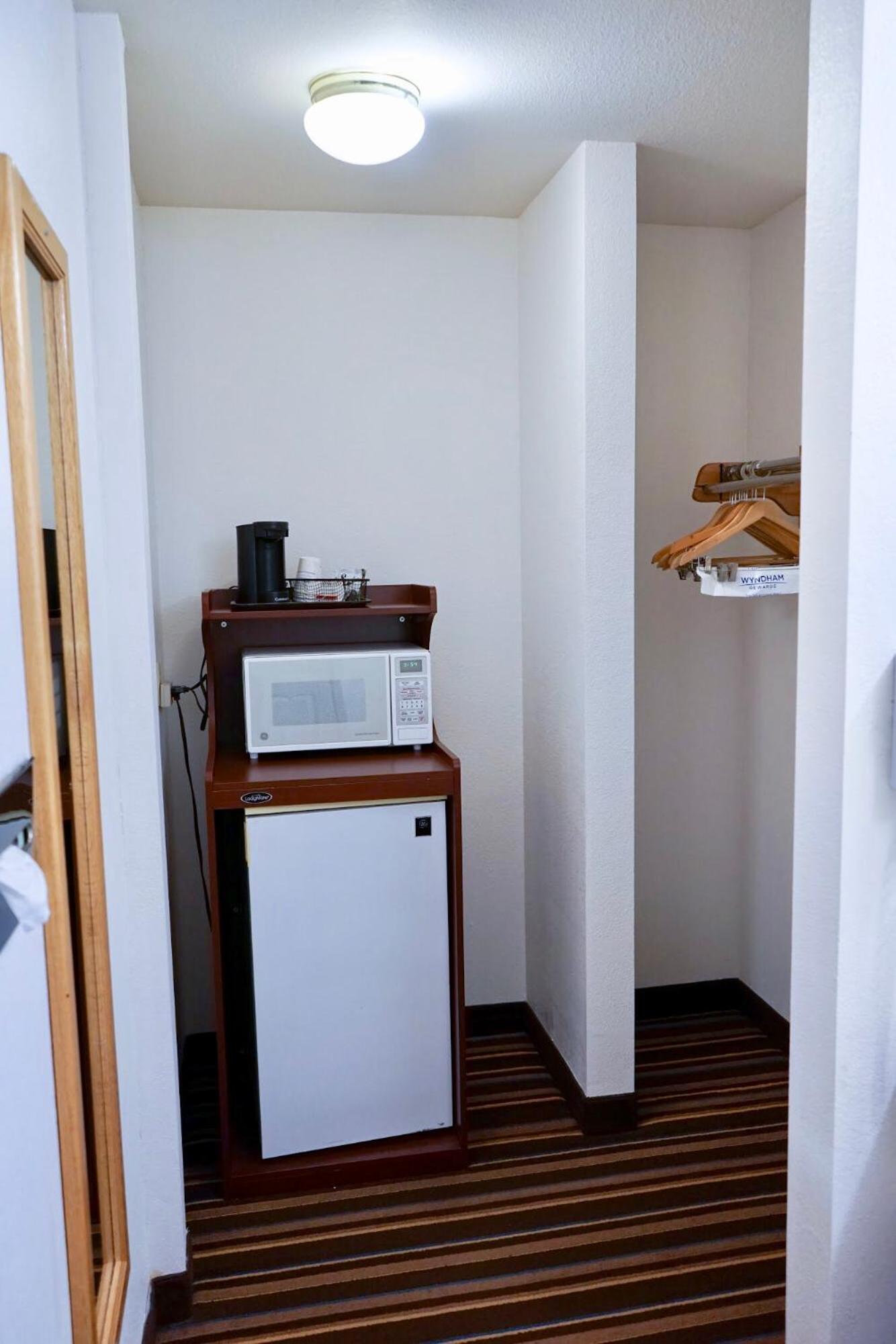 Queen Room with Two Queen Beds - Non-Smoking - Photo 10
