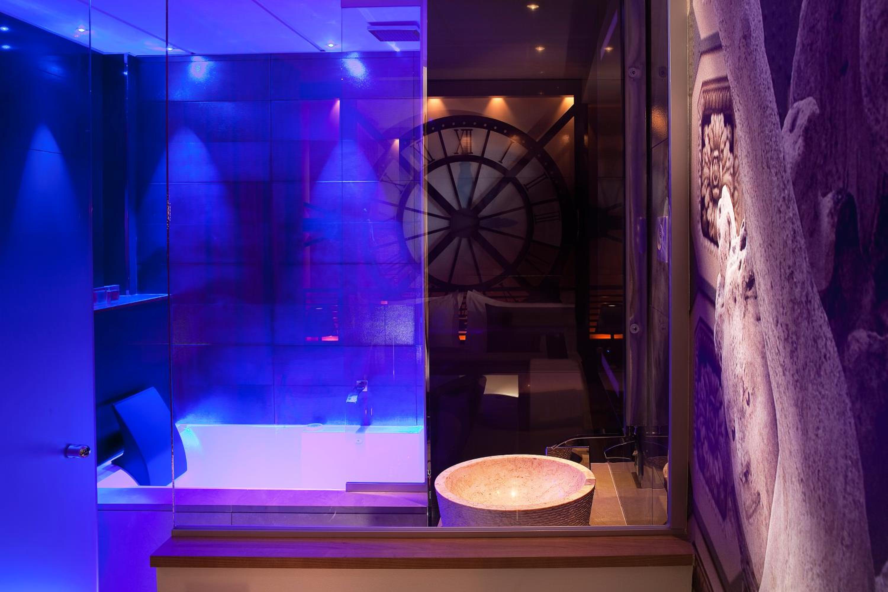 Musée d'Orsay Room - With Jacuzzi