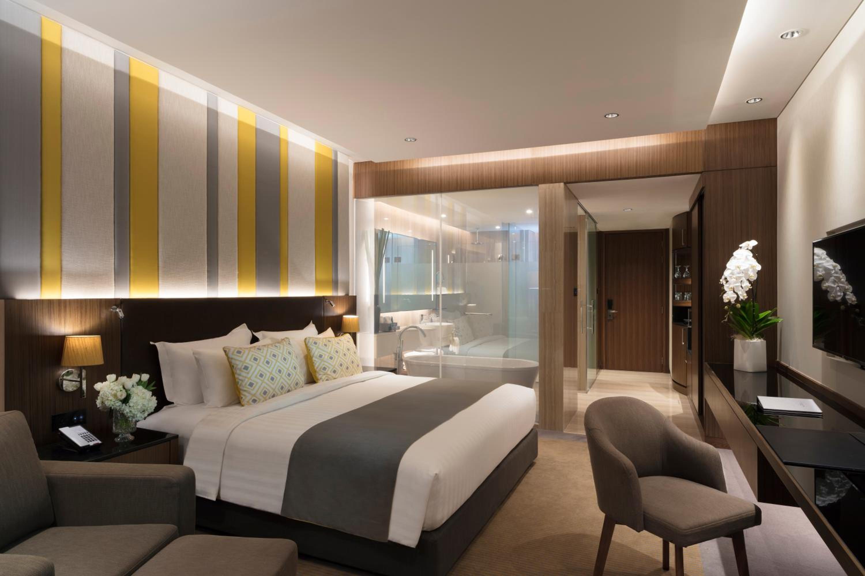 Deluxe Club King Room with Club Lounge Access thumbnail 6