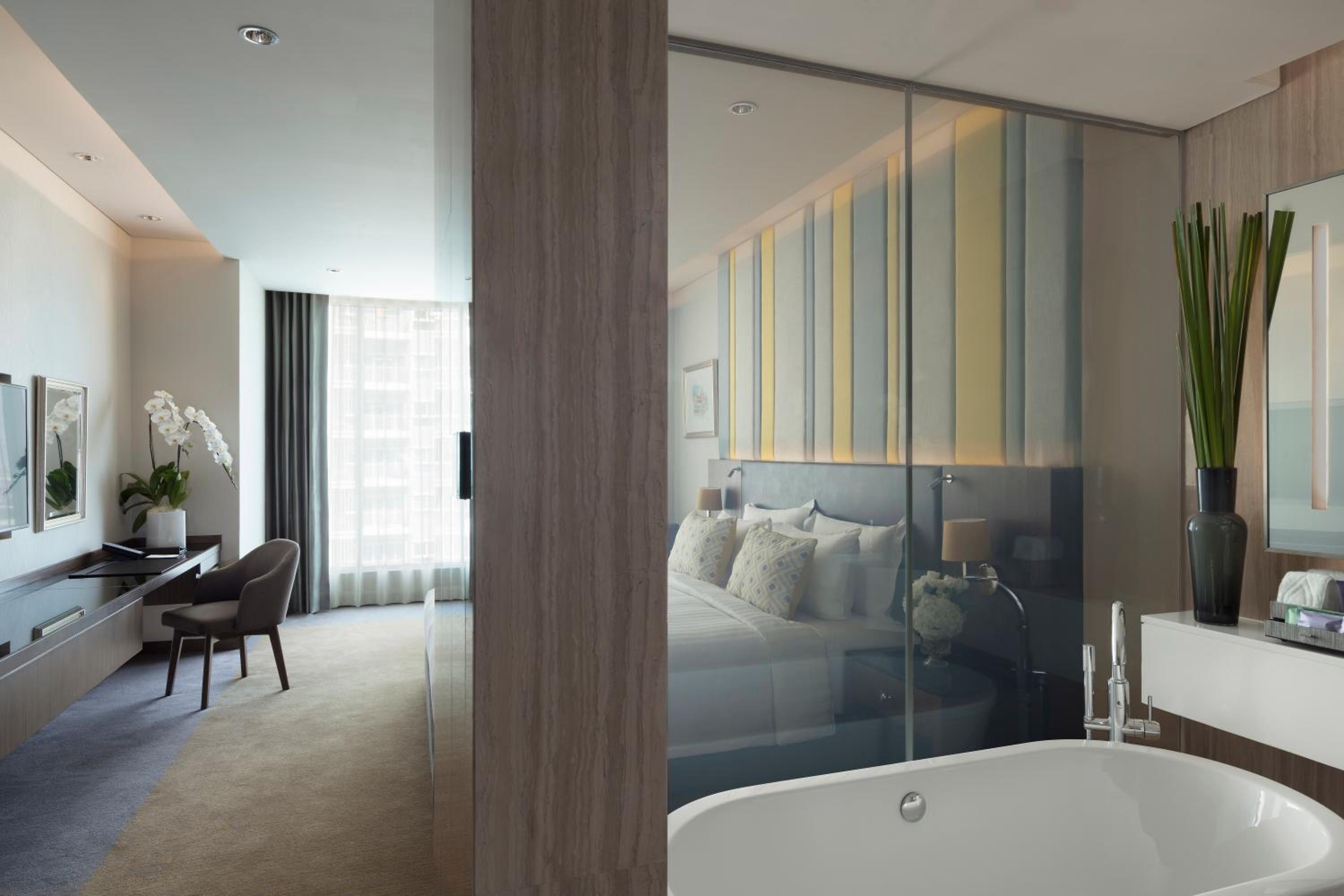 Deluxe King Room - Photo 9