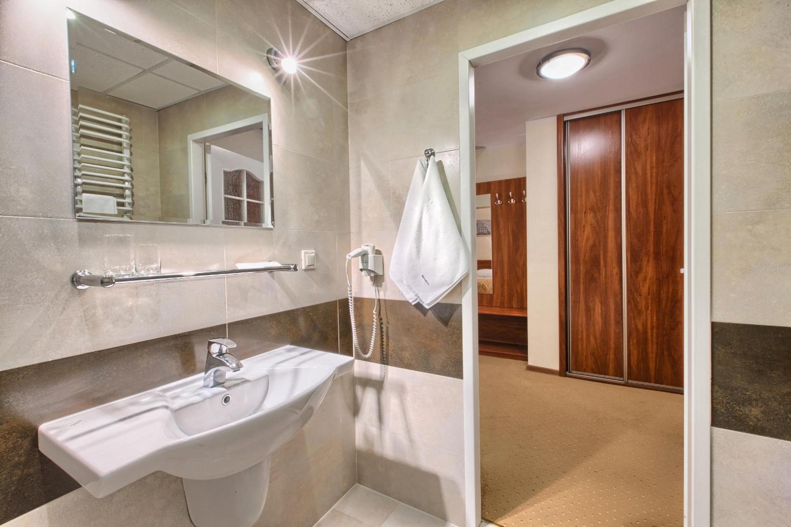 Standard Twin Room - Photo 4