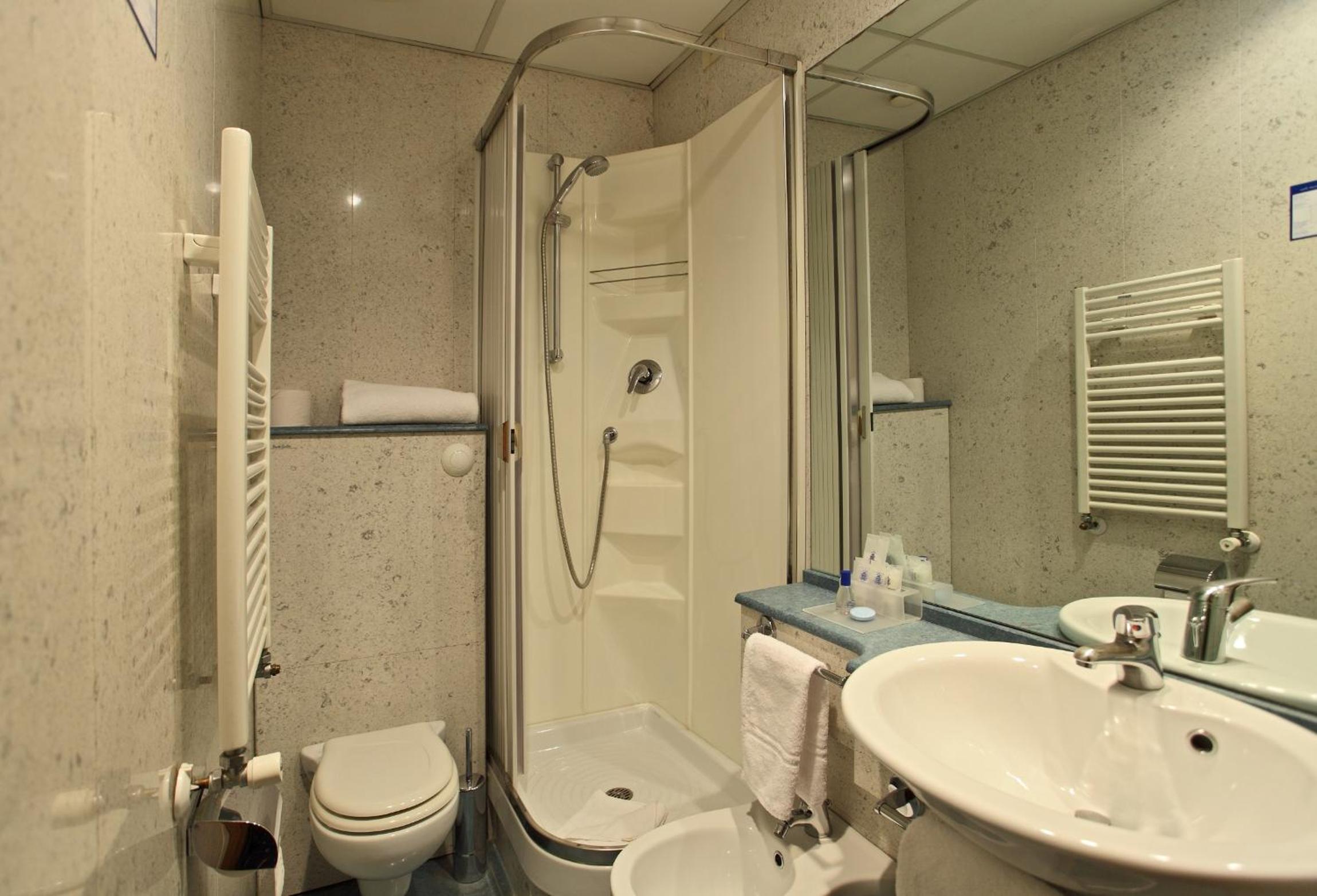 Standard Double or Twin Room thumbnail 6