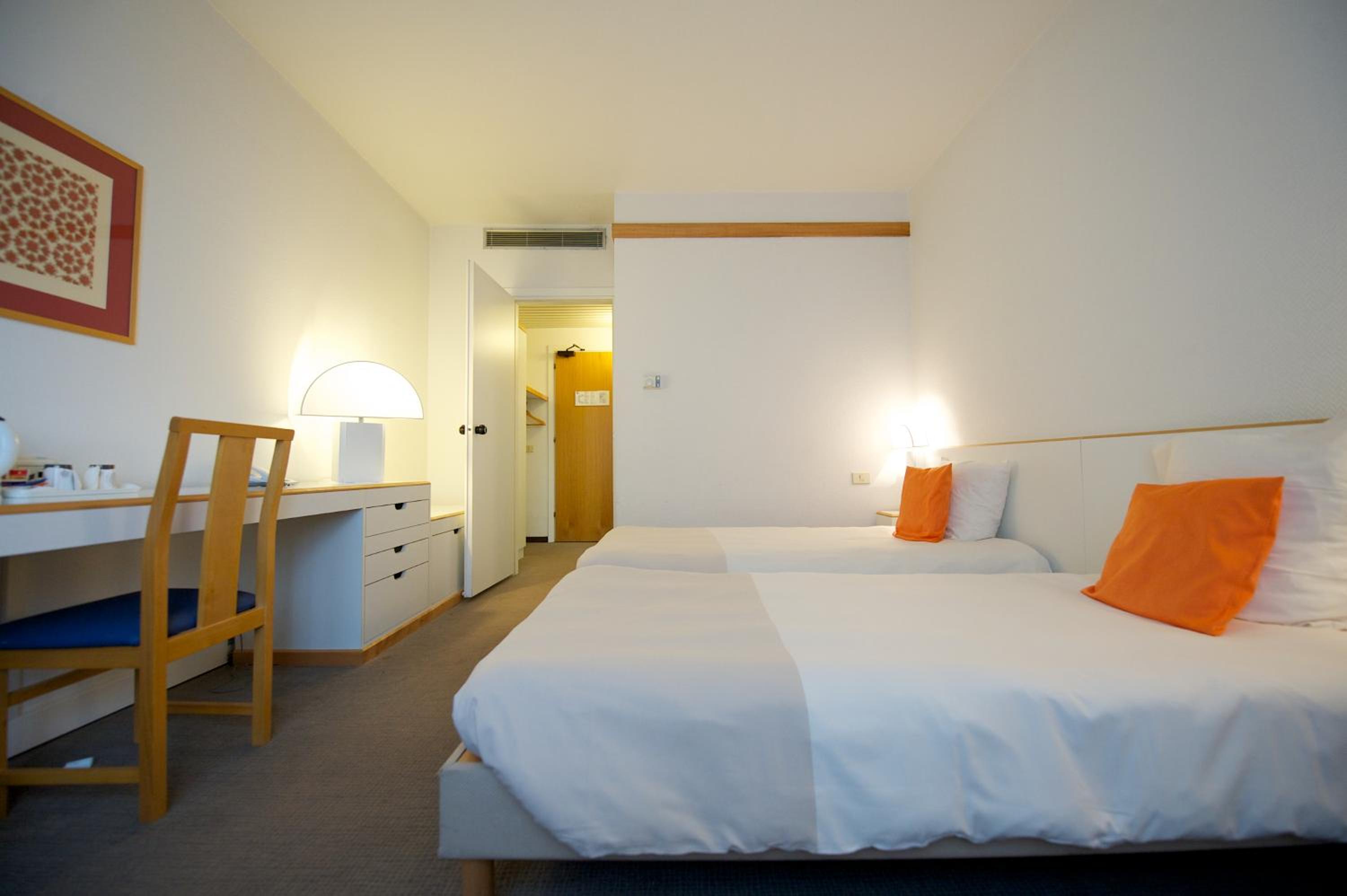 Standard Twin Room - Photo 4