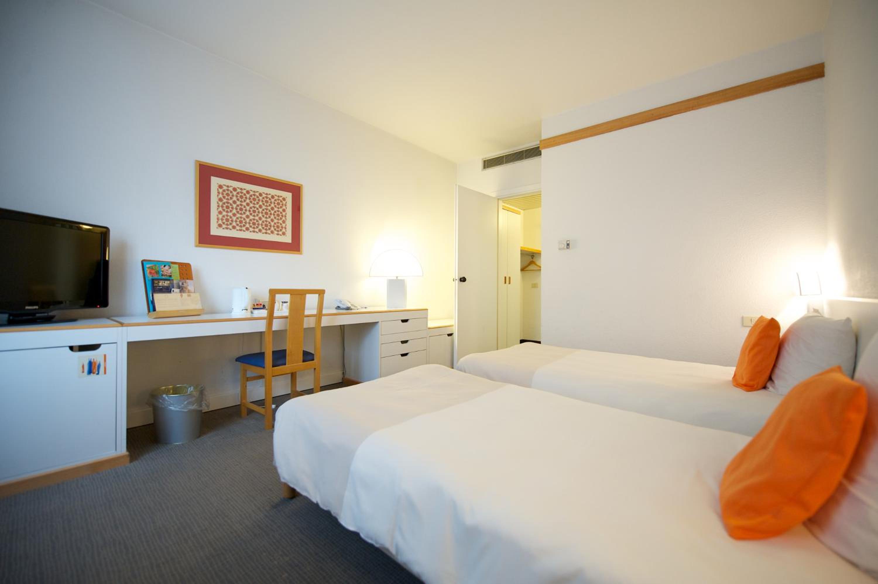 Standard Twin Room - Photo 3