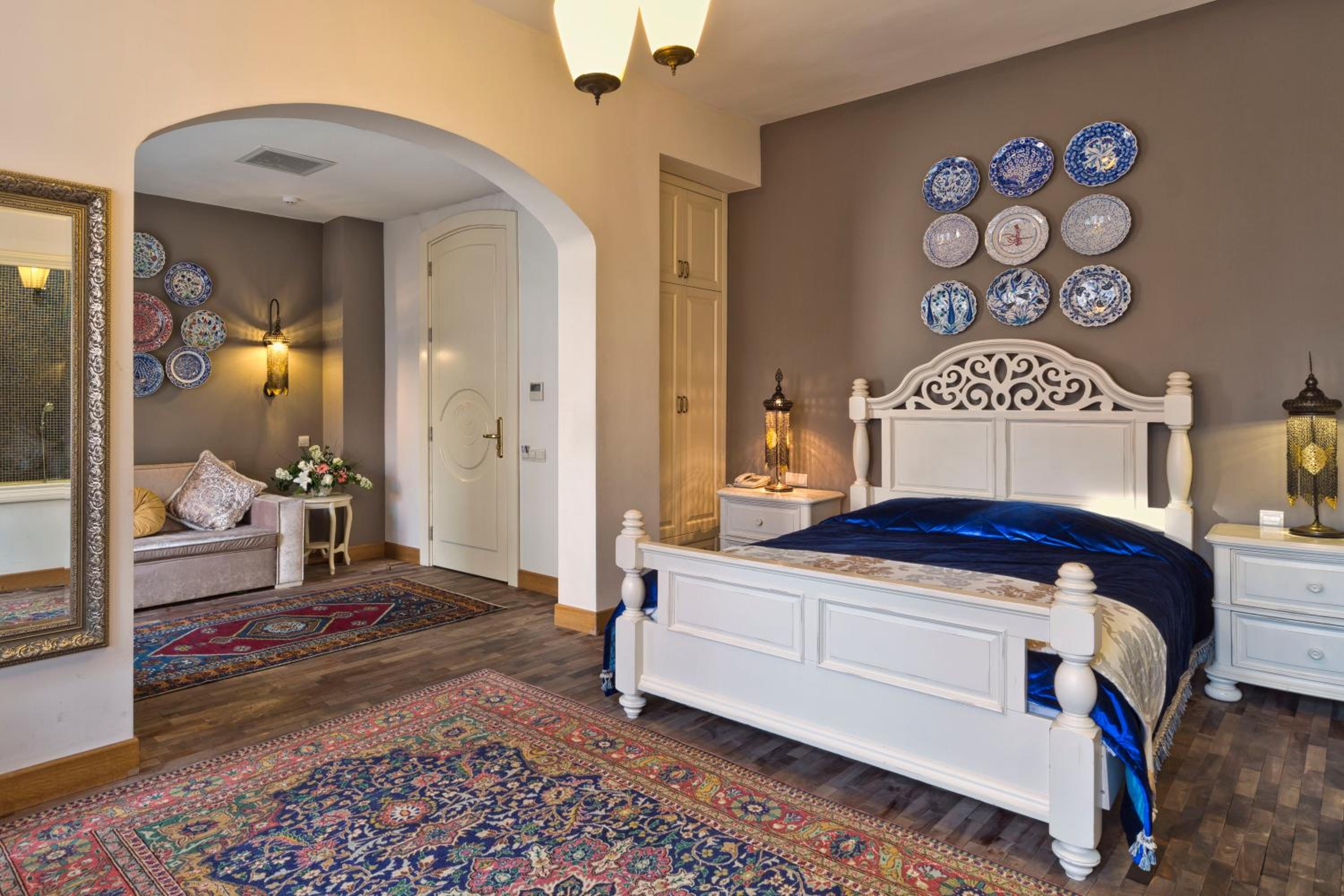 Family Room with Spa Bath photo 2