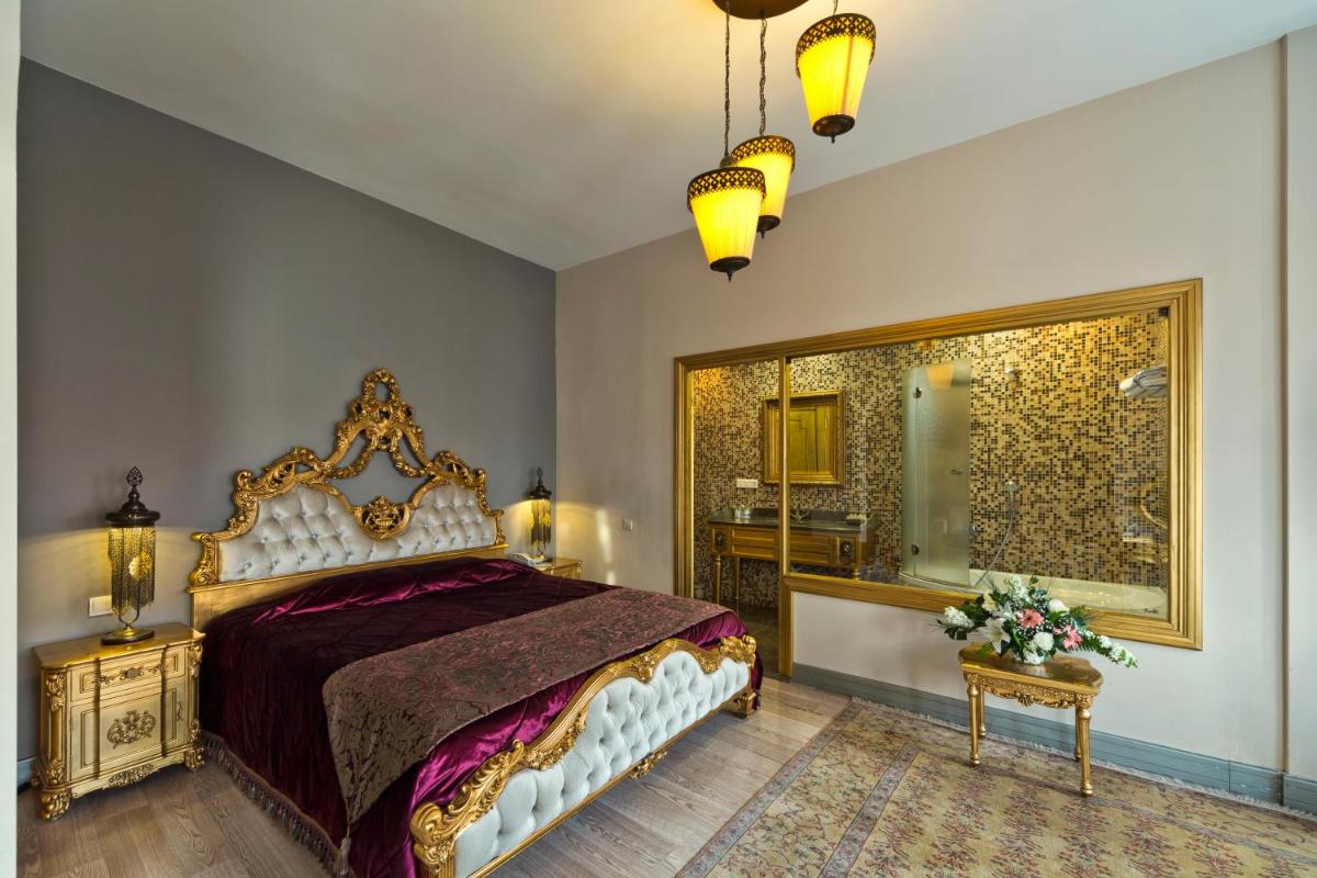 Family Room with Spa Bath photo 1