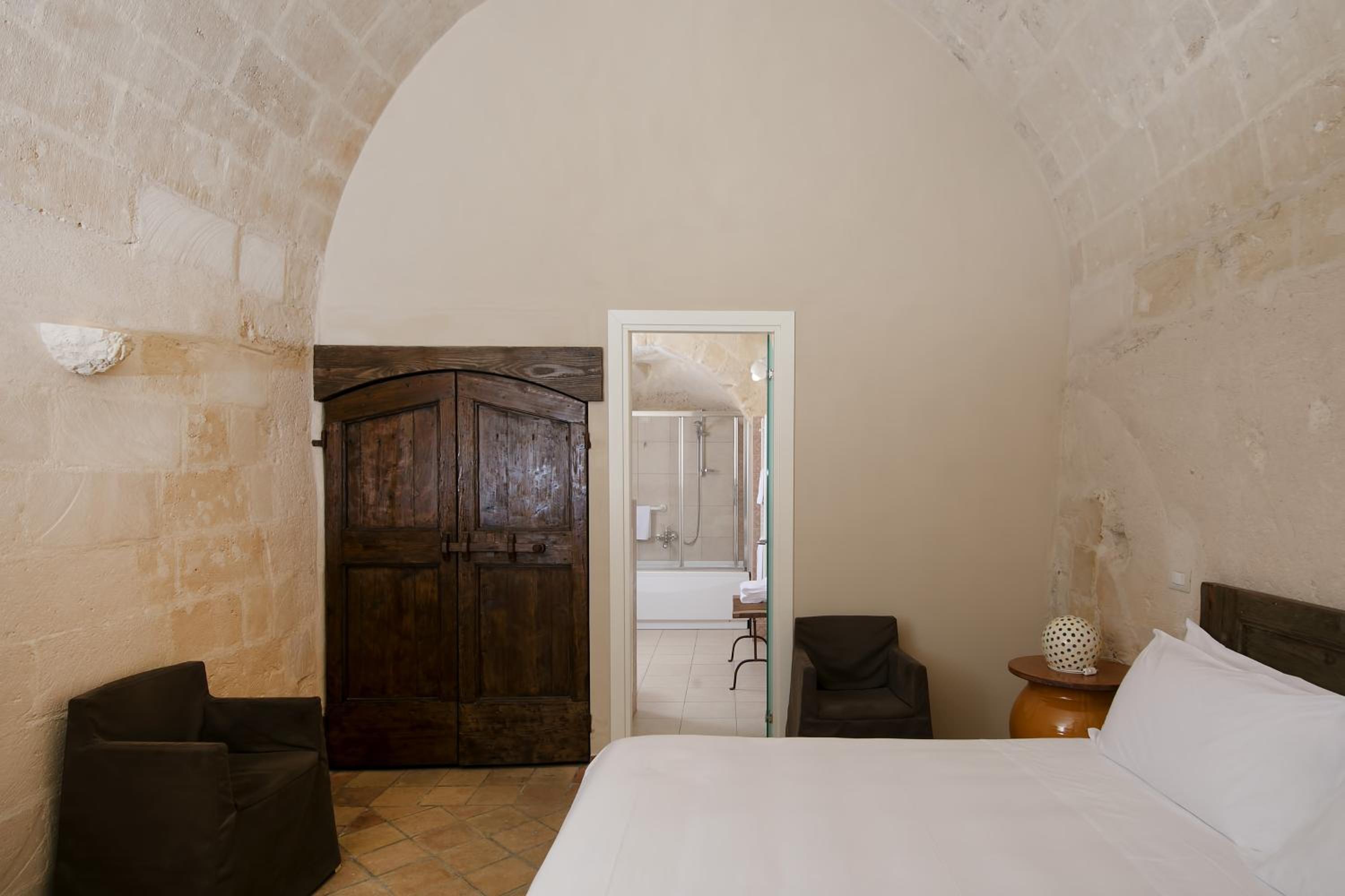 Superior Double or Twin Room with City View - Photo 8