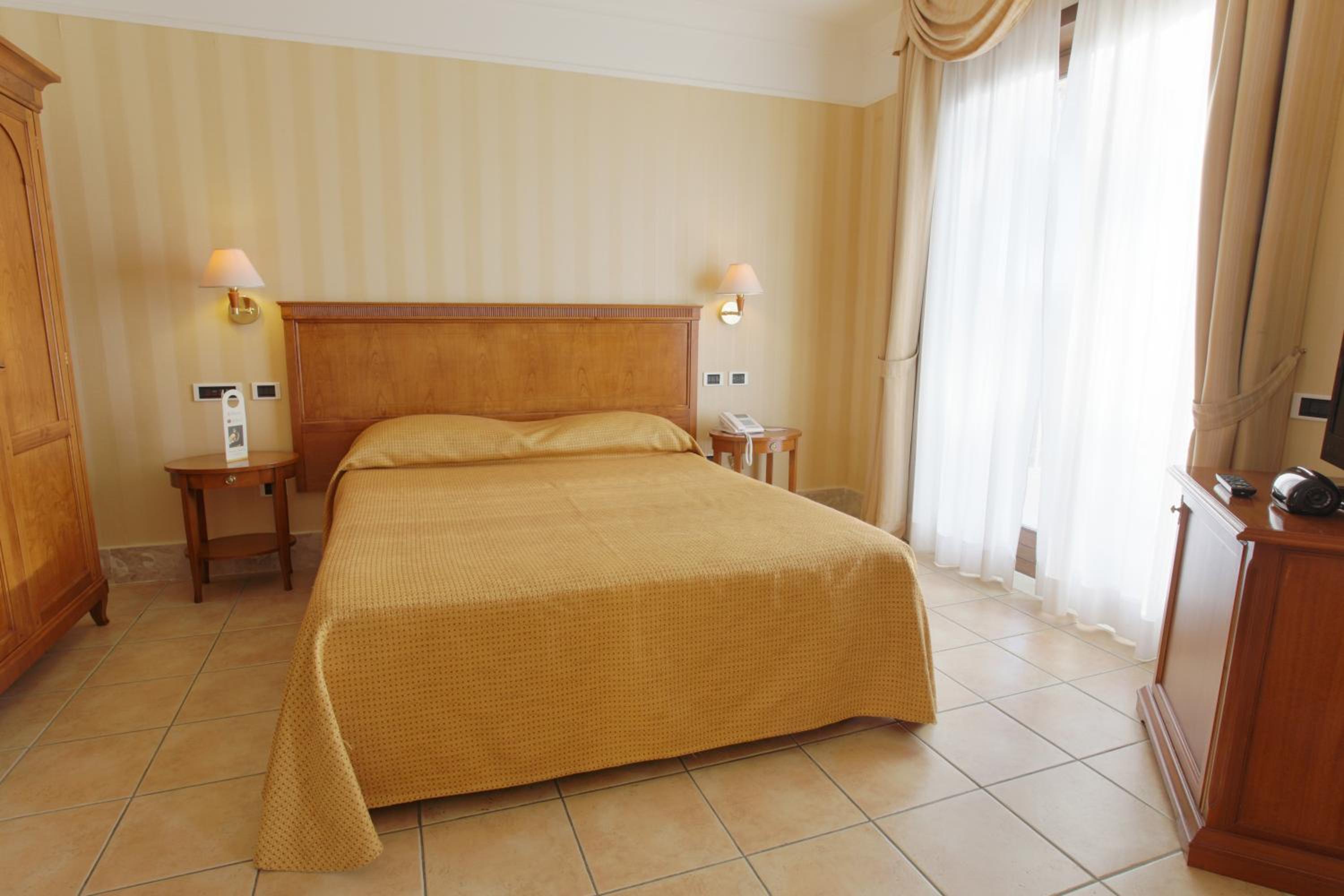 Standard Double or Twin Room - Photo 4
