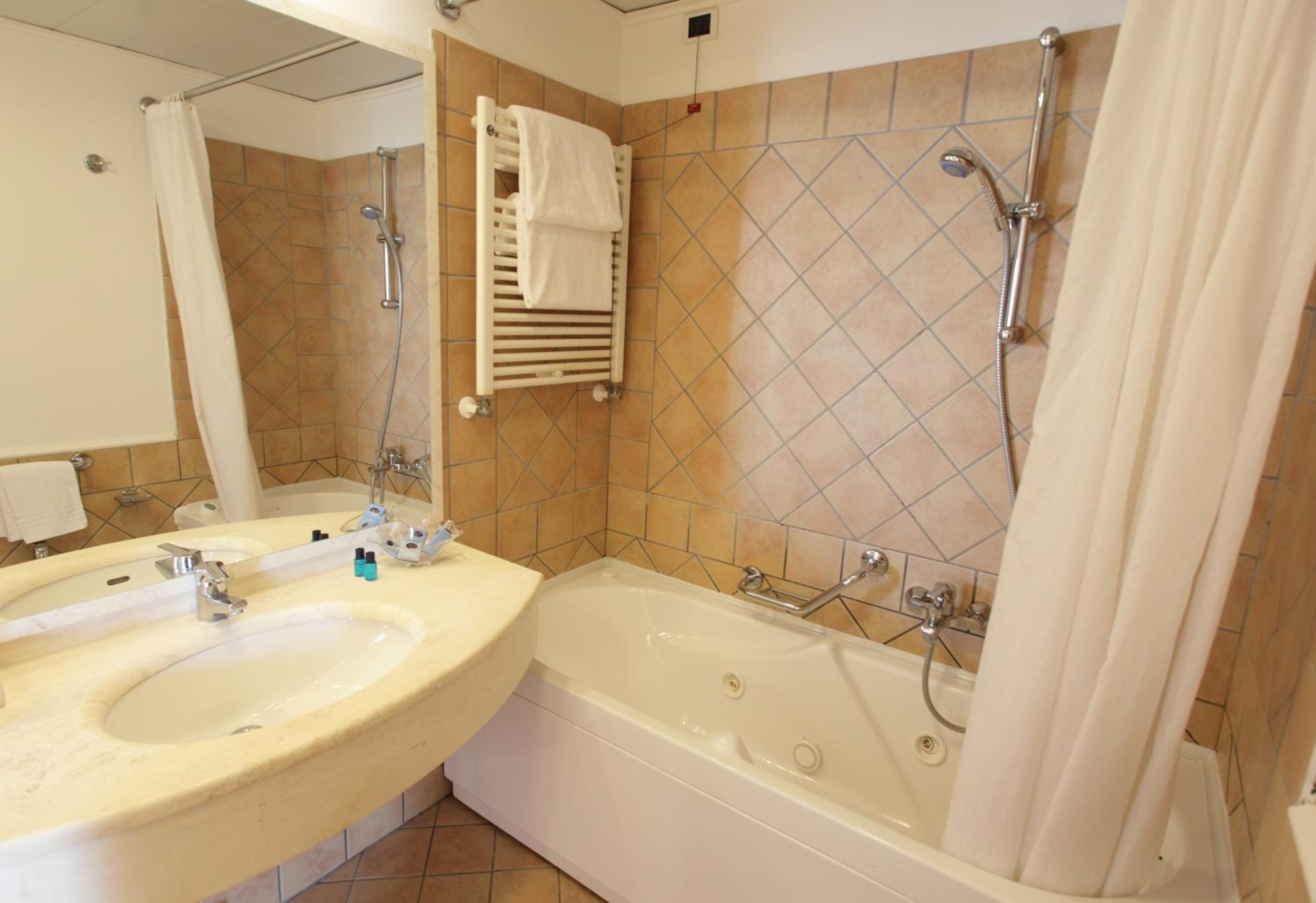 Standard Double or Twin Room - Photo 5