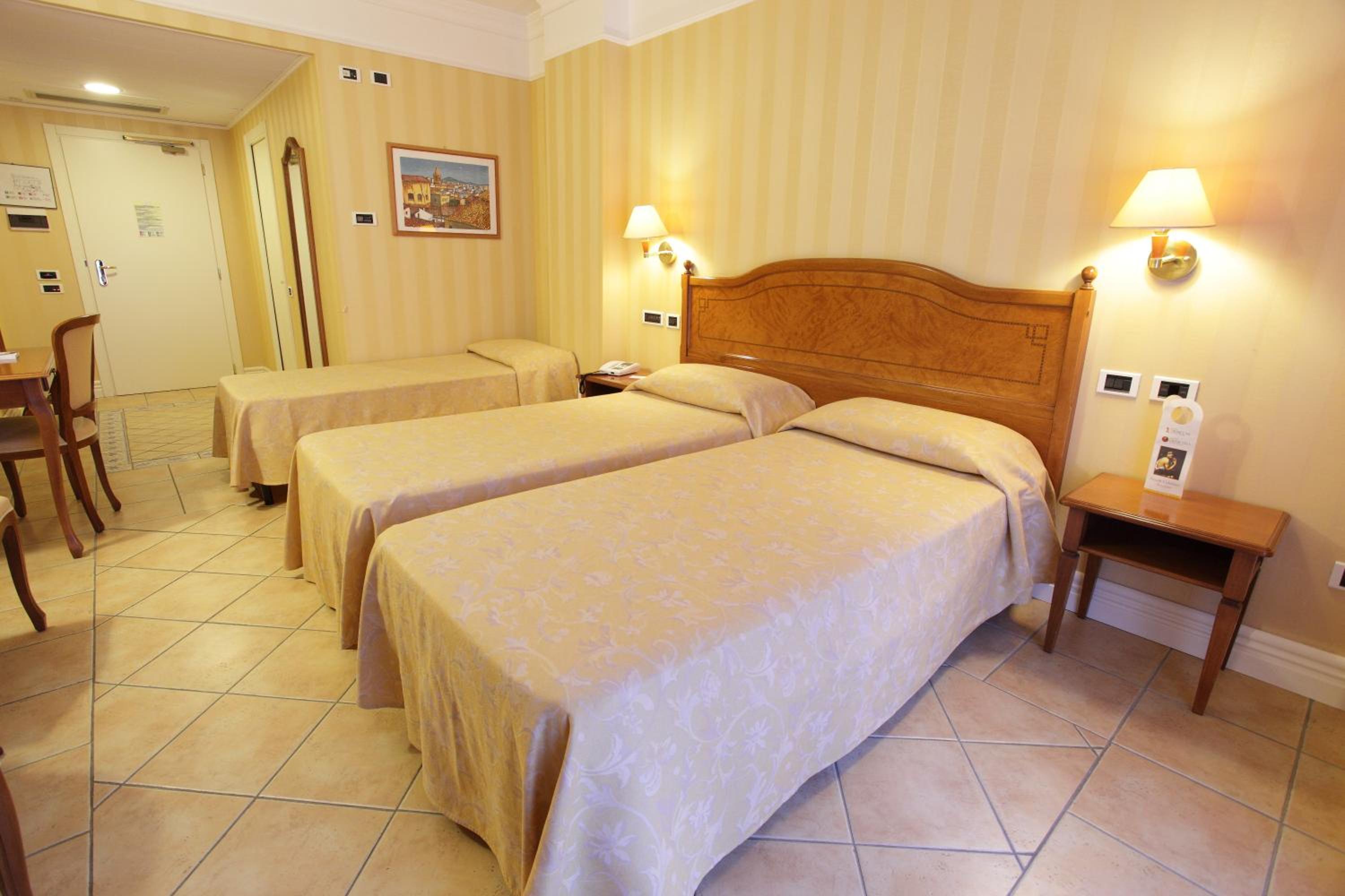 Standard Triple Room - Photo 1