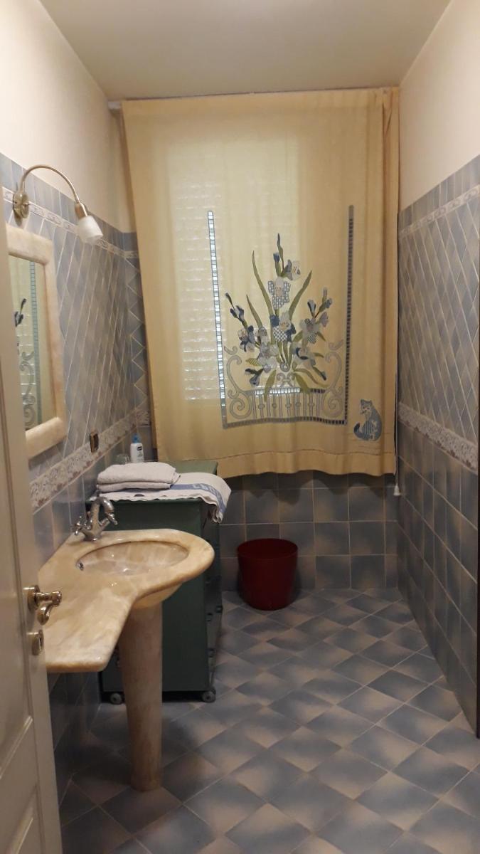 Family Room with Private Bathroom - Photo 8