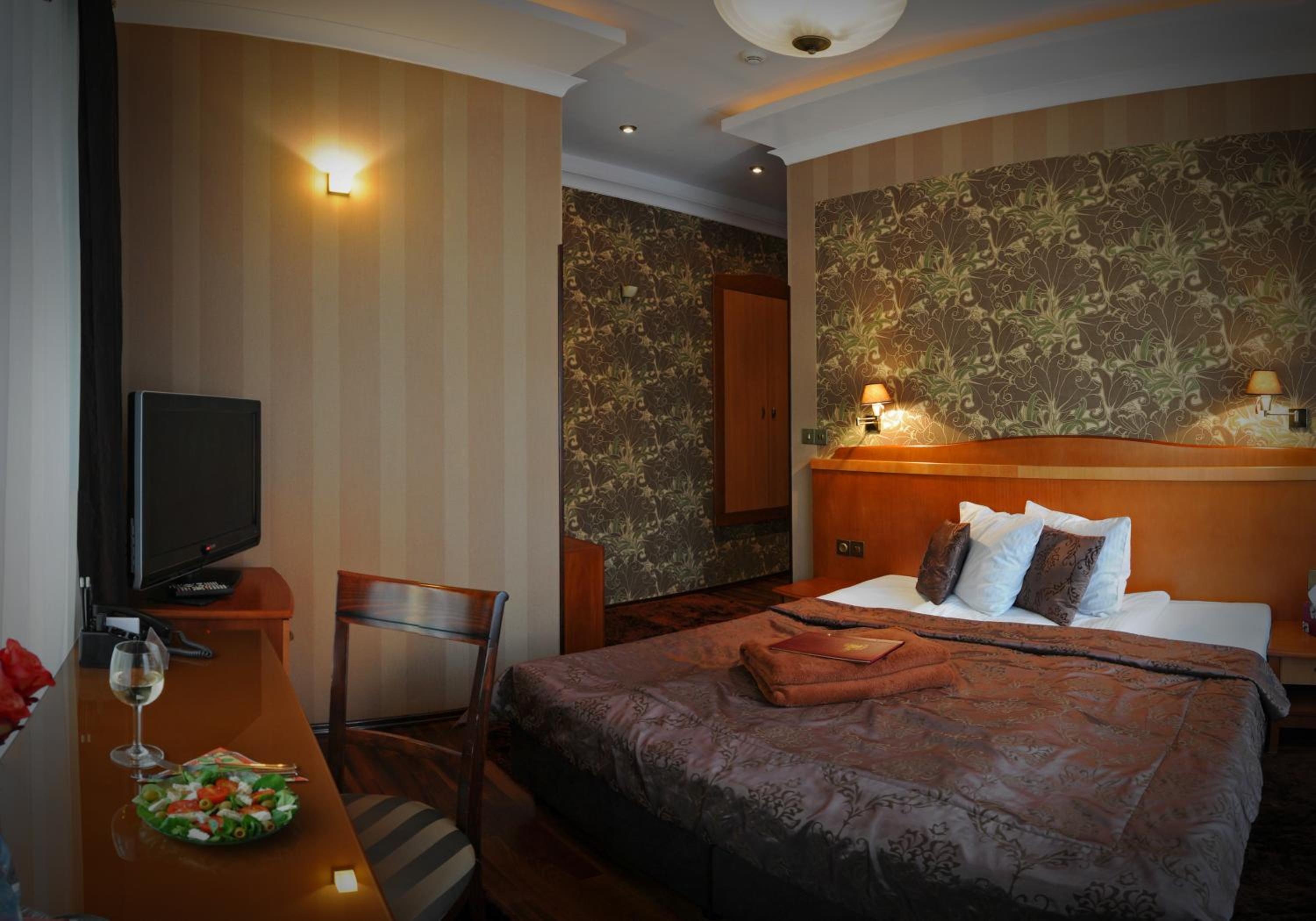 Deluxe Double or Twin Room - Photo 8