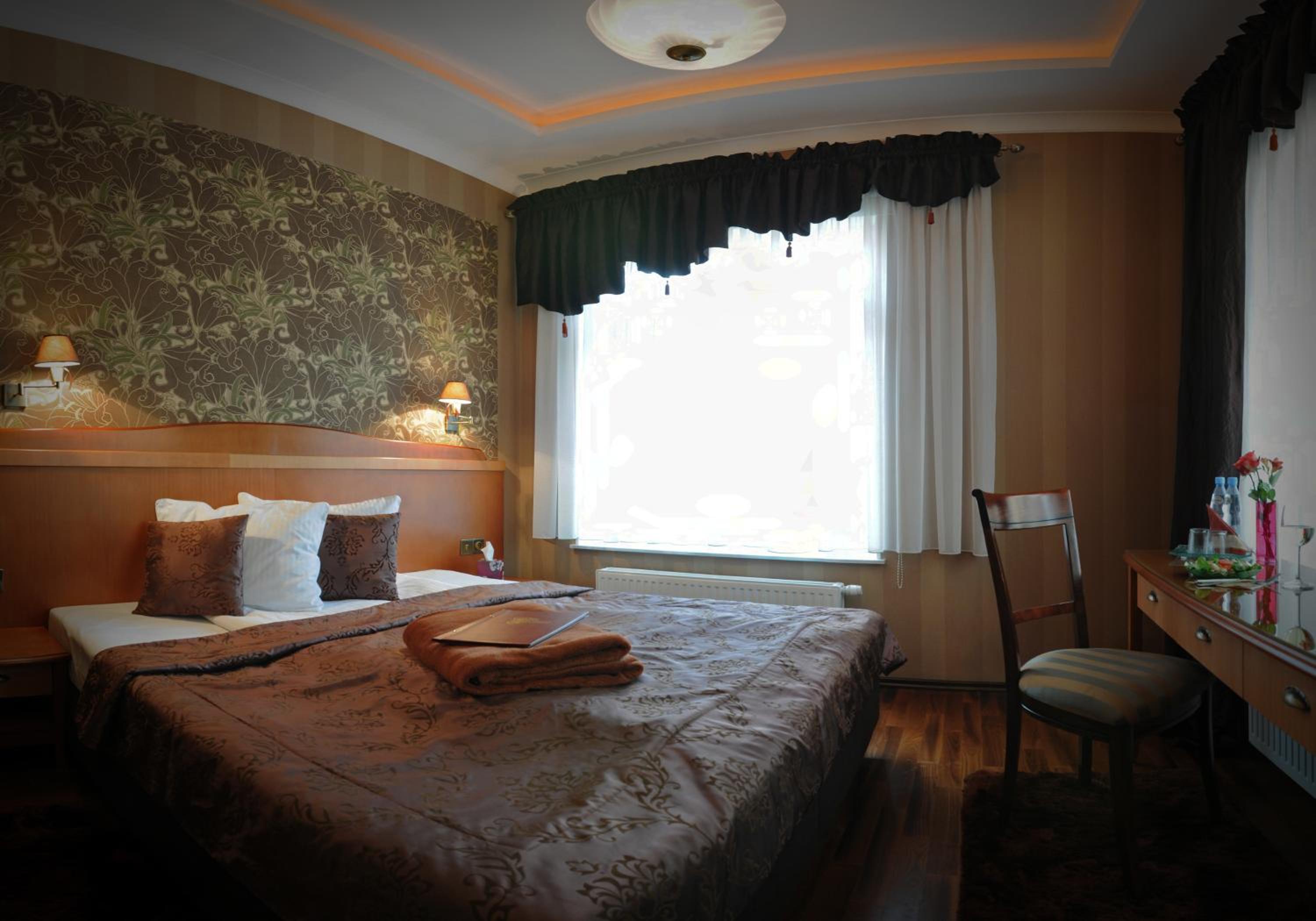 Deluxe Double or Twin Room - Photo 9
