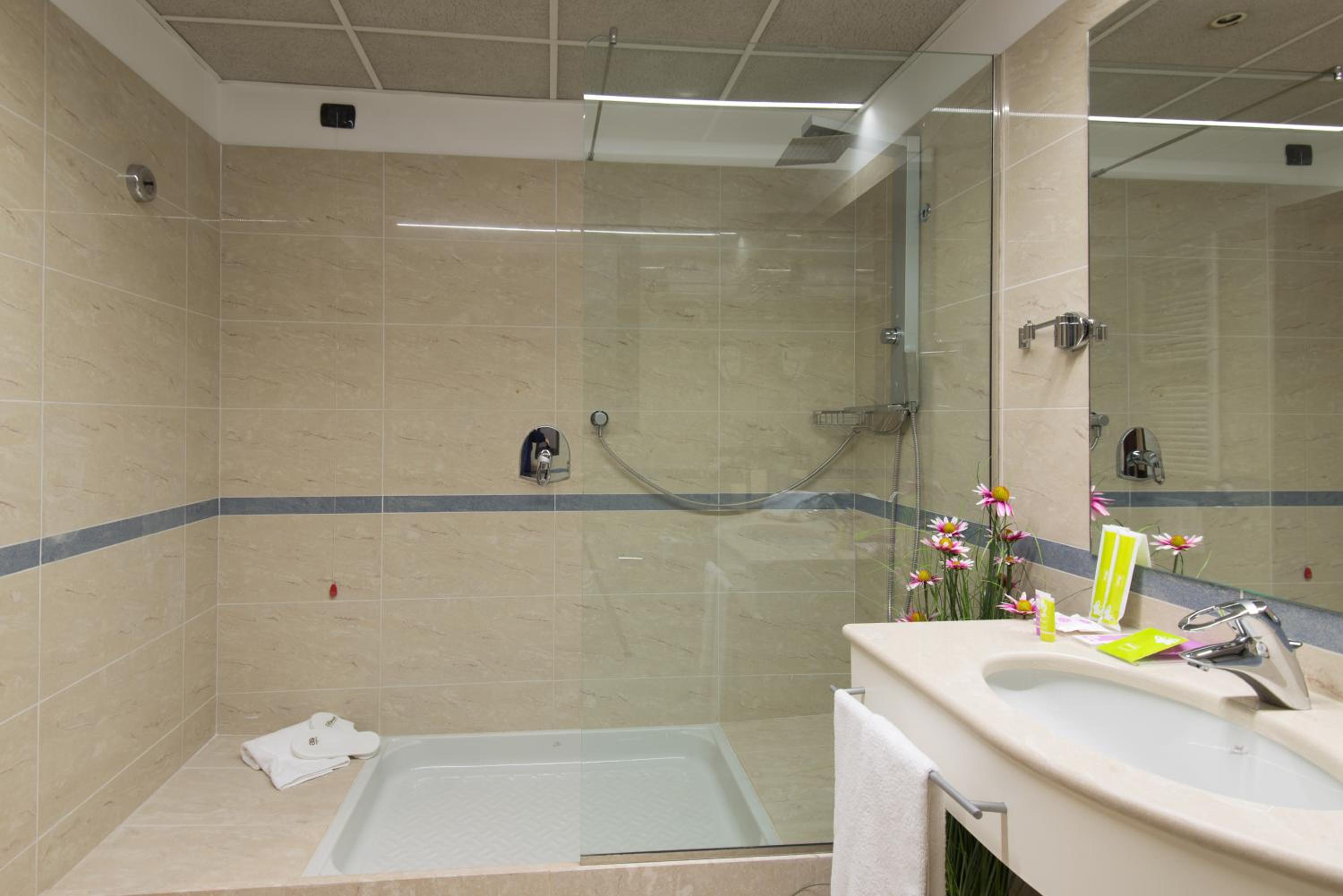 Standard Double Room - Photo 3