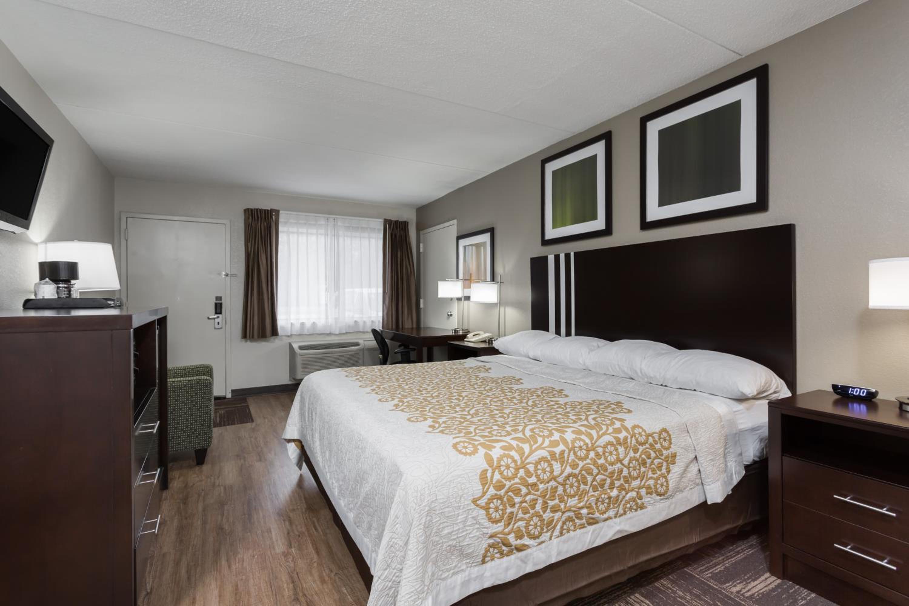 Standard King Room - Non-Smoking  - Photo 2
