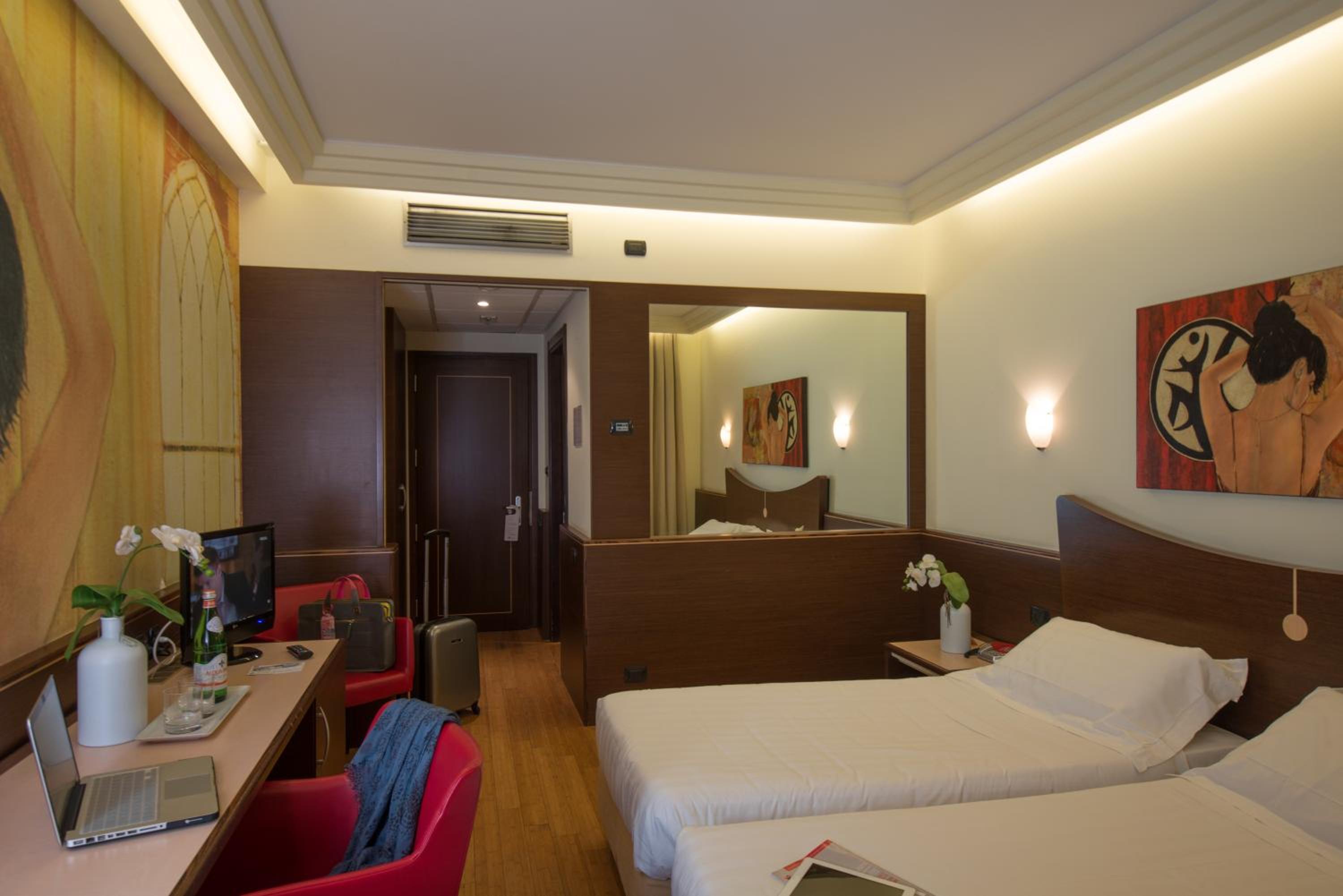Standard Twin Room - Photo 7