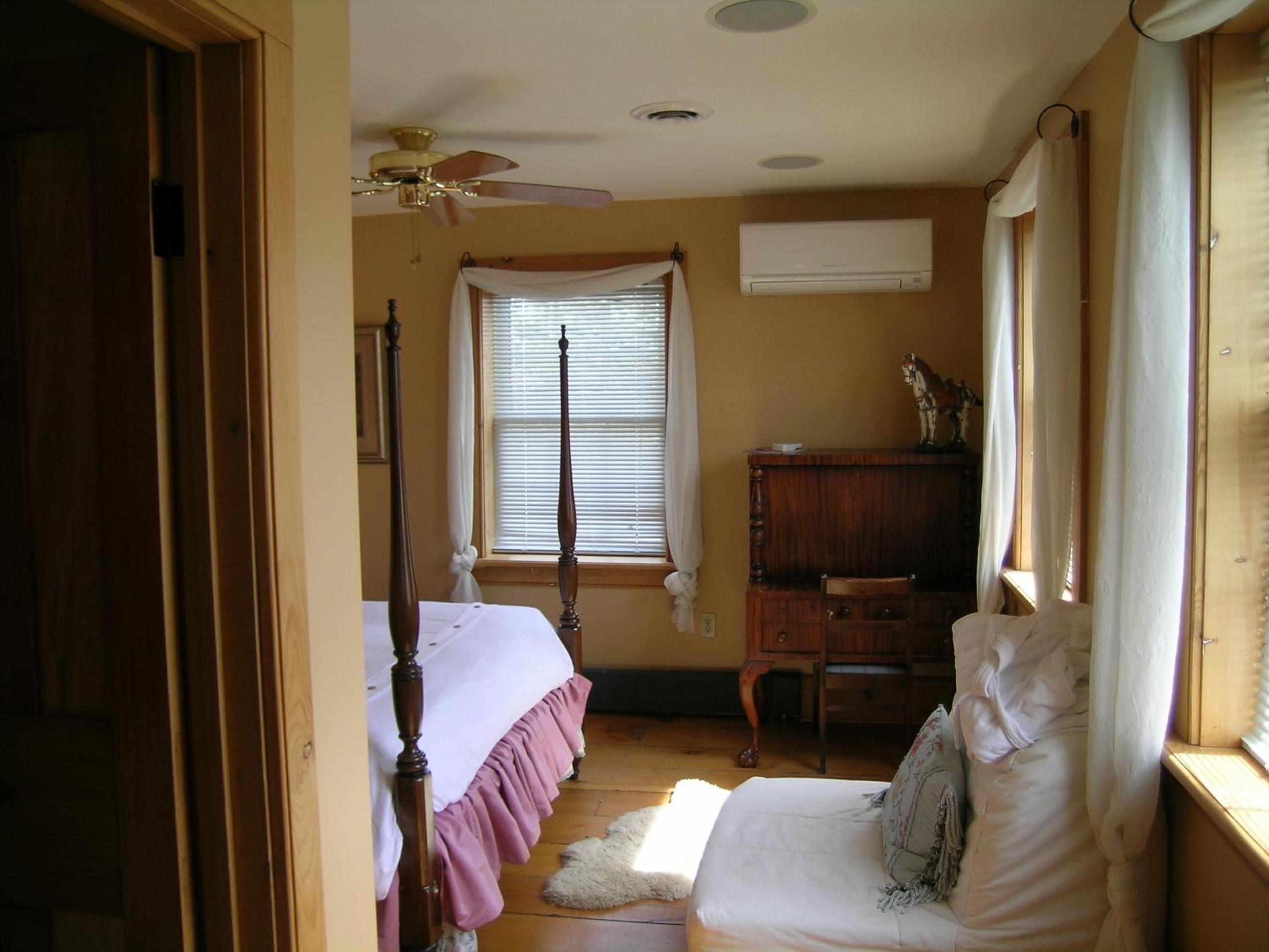 Queen Room photo 2