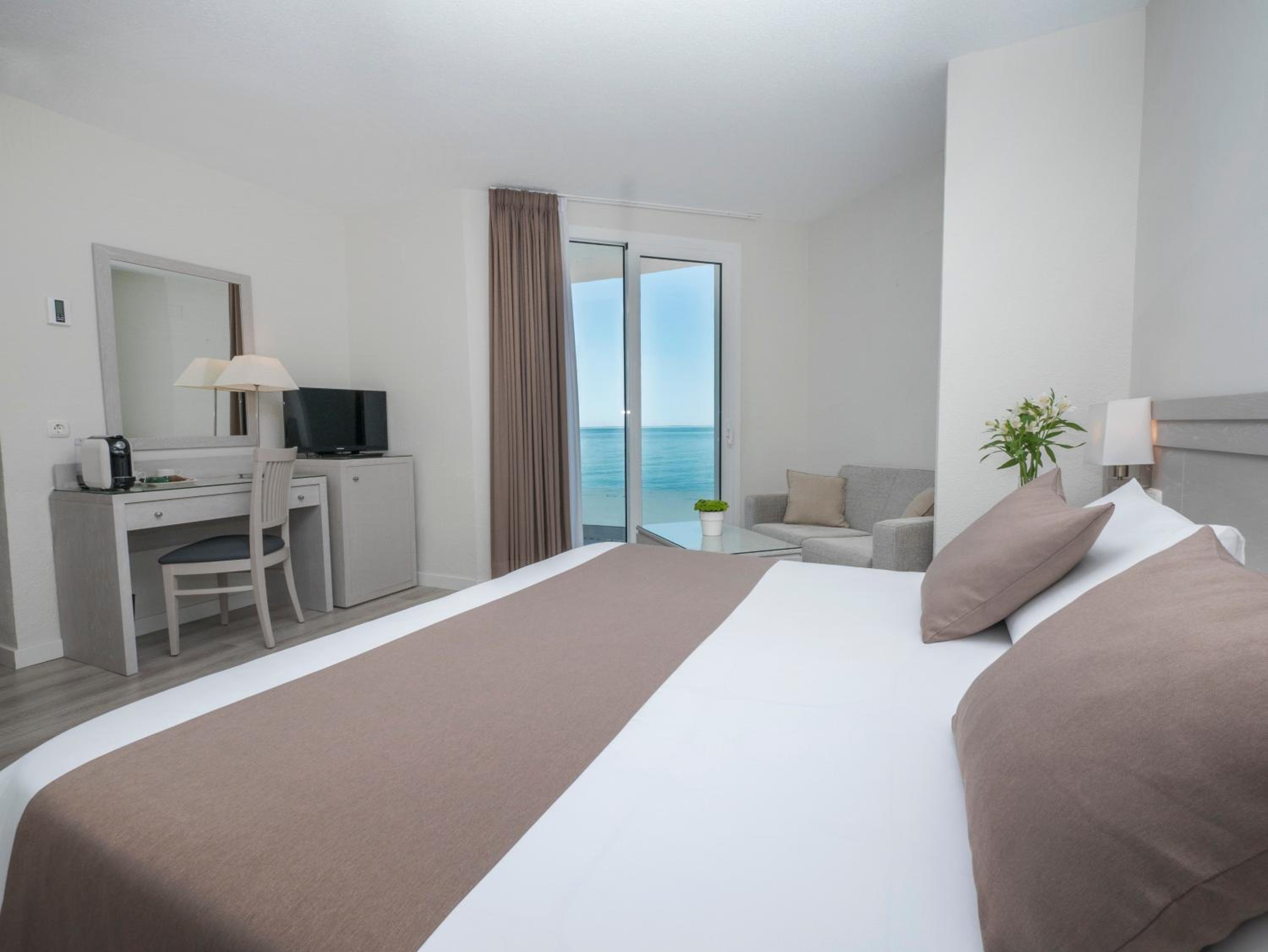 Grand Panoramic Room with front sea view photo 3