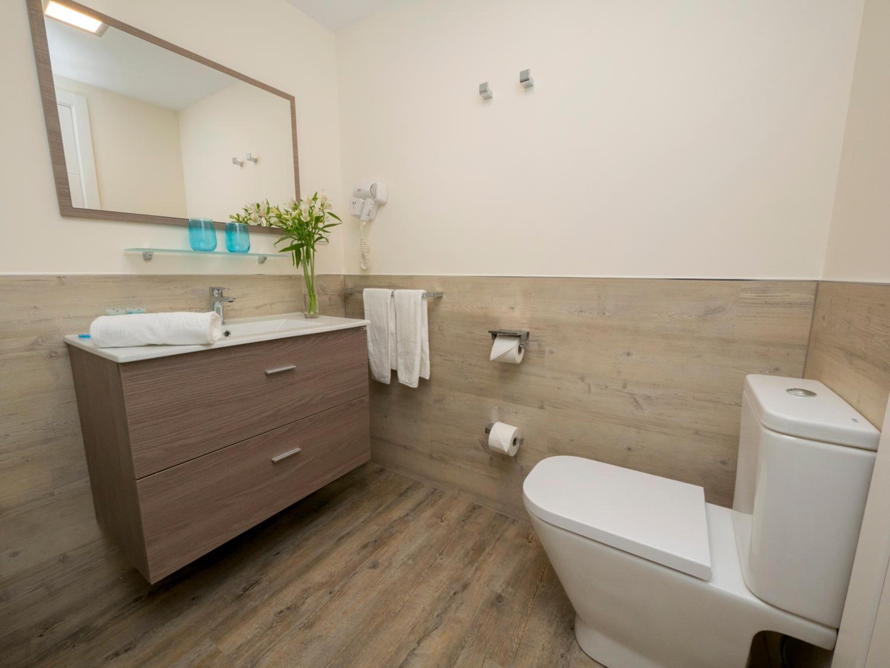 Standard Twin Room with Side Sea View - Photo 2