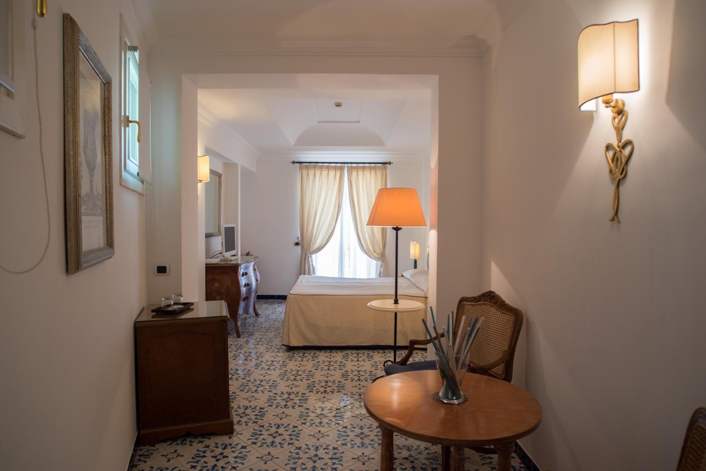 Corner Suite with Sea View - Photo 1