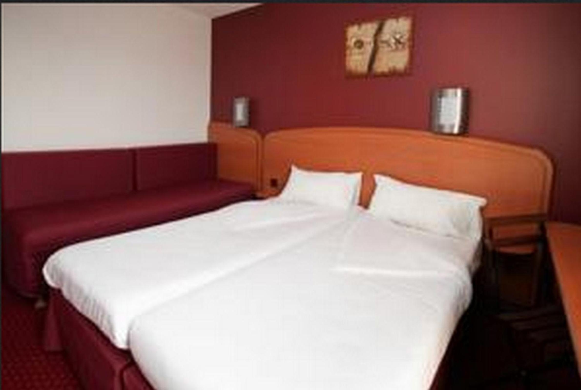 Twin Room - Photo 3