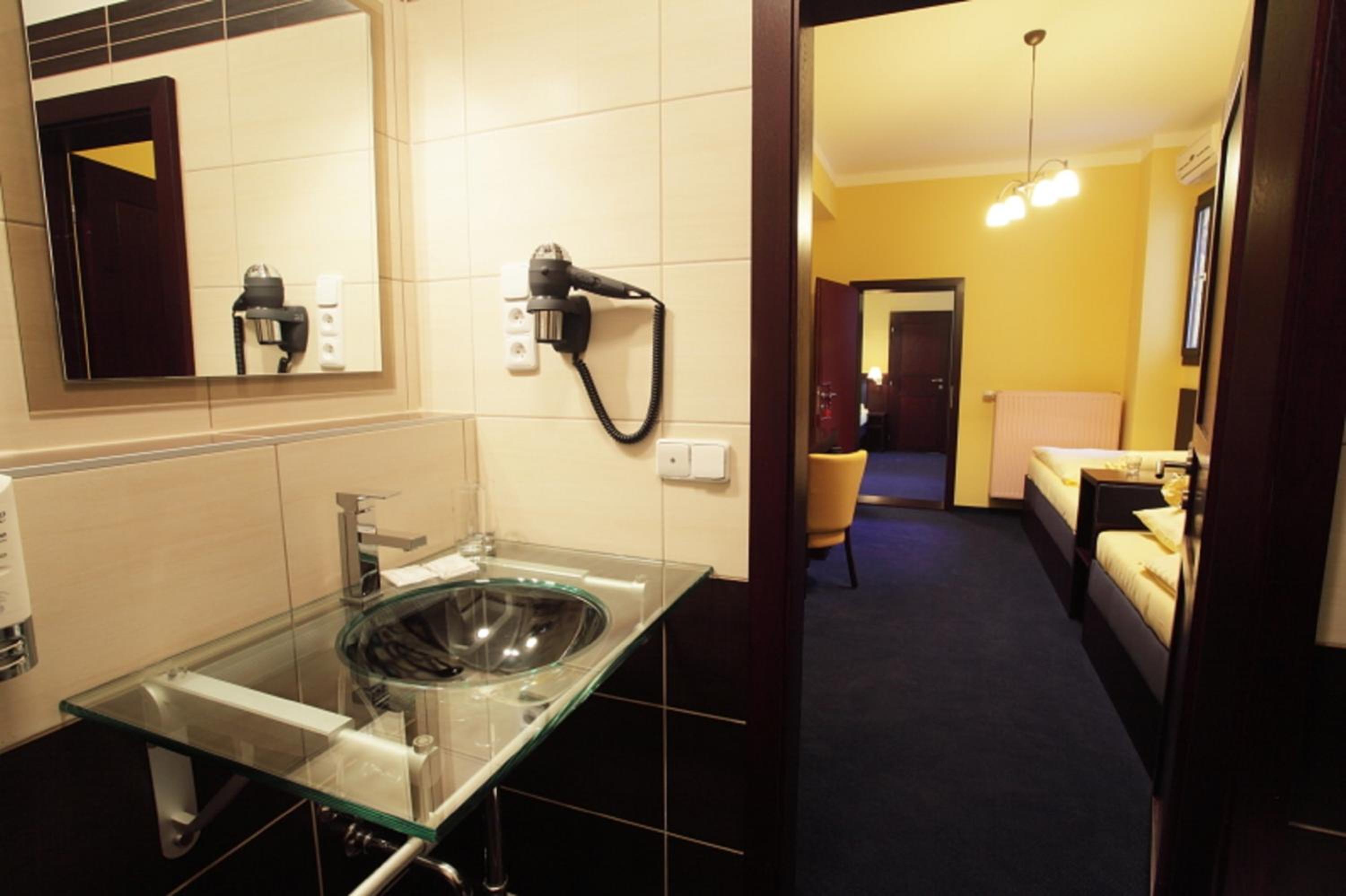 Economy Twin Room - Photo 1