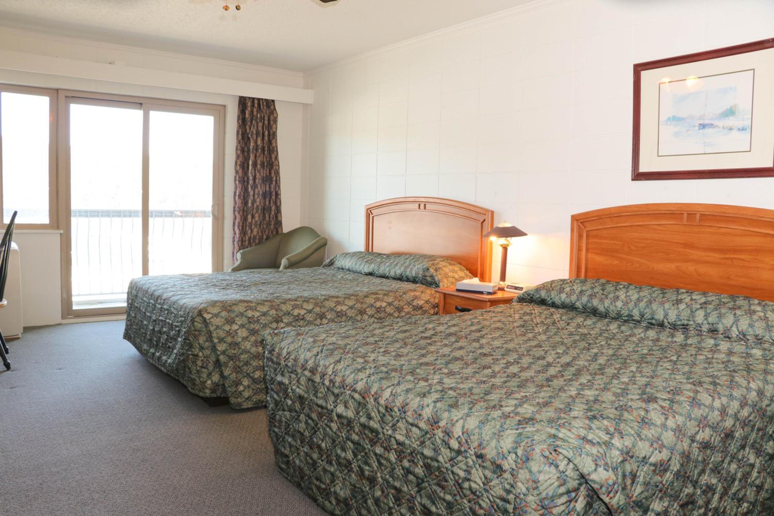 Standard Queen Room with Two Queen Beds photo 2