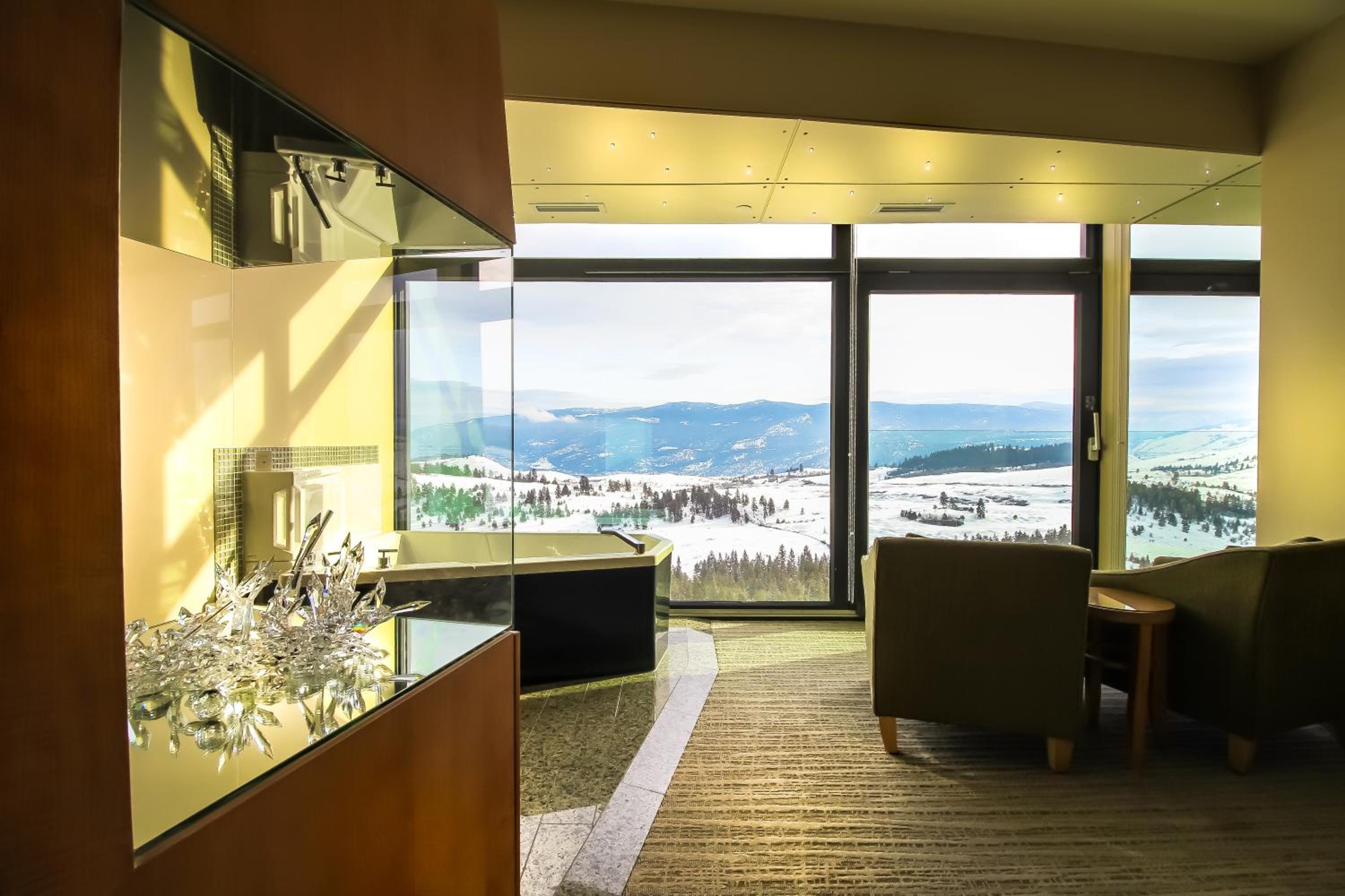 Standard Queen Room with Two Queen Beds with Mountain View photo 3