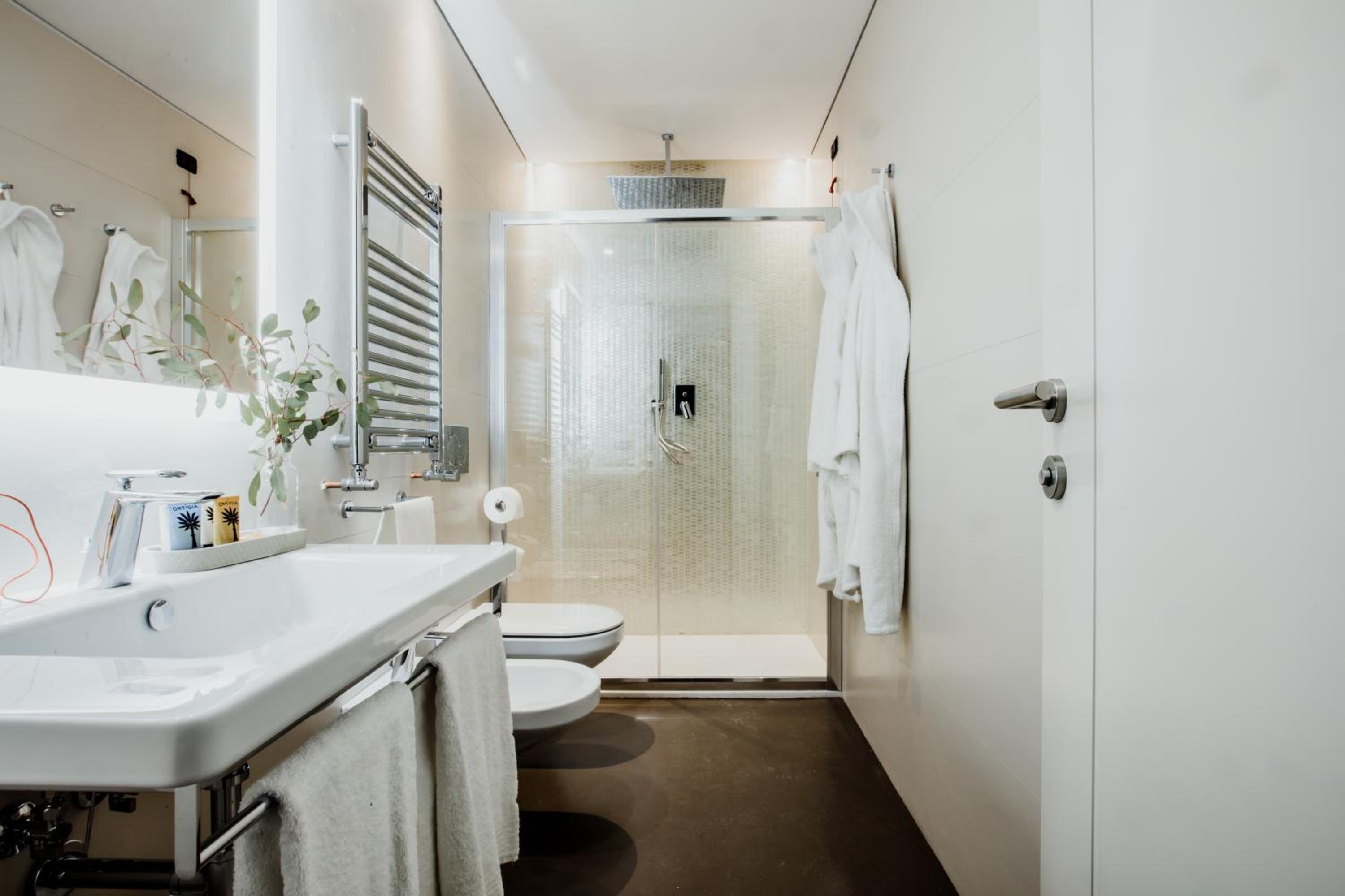 King Deluxe Double Room thumbnail 6