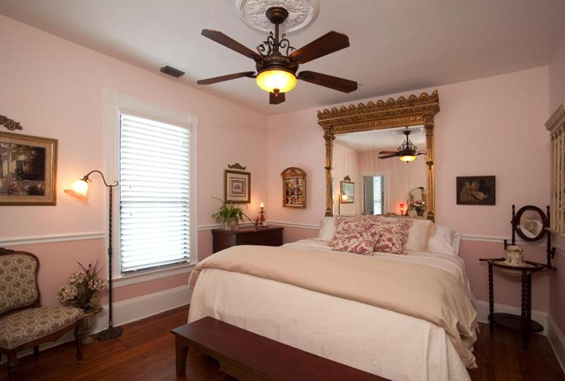 King Room With Bath And Shower photo 2