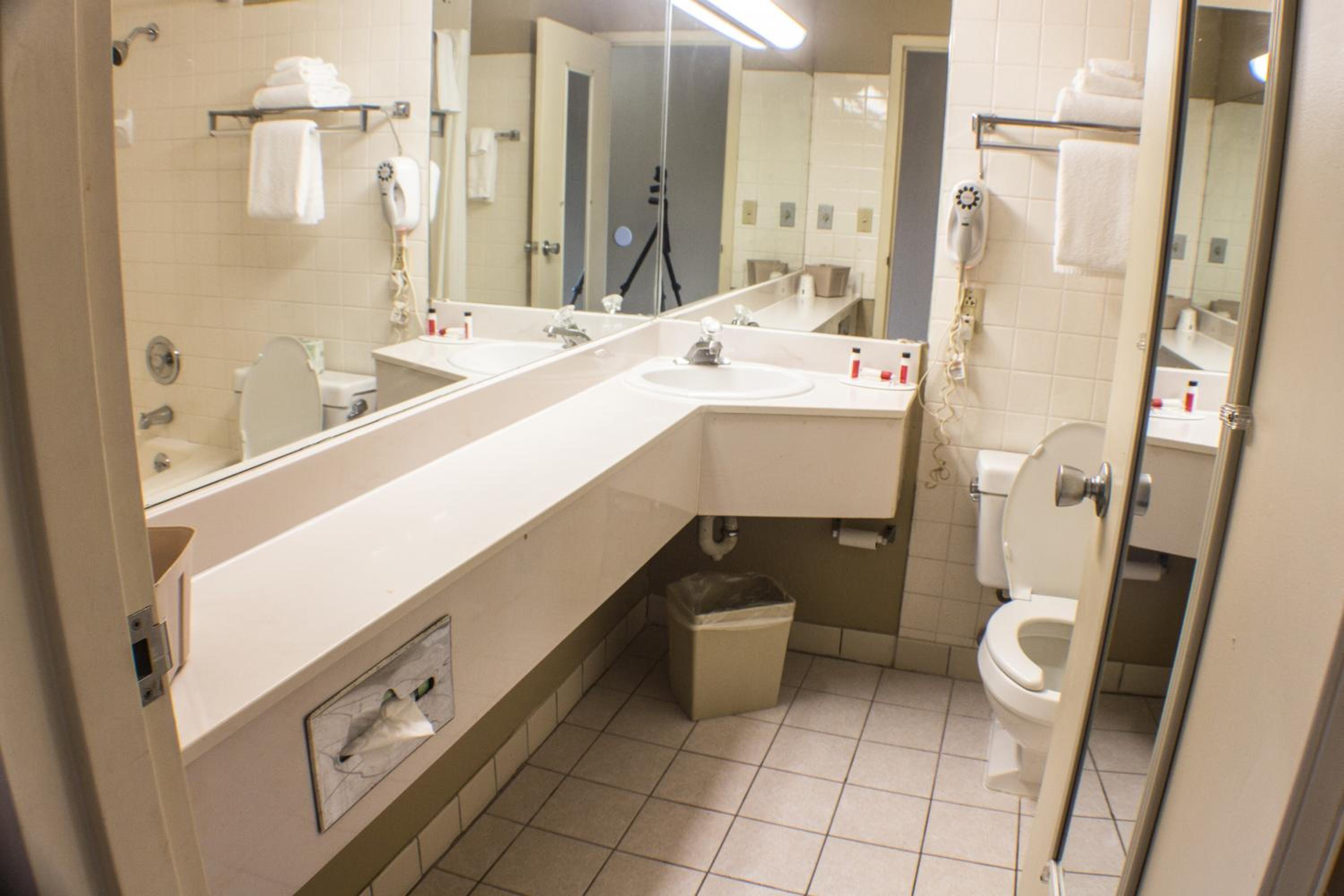 Queen Room - Non-Smoking - Photo 2