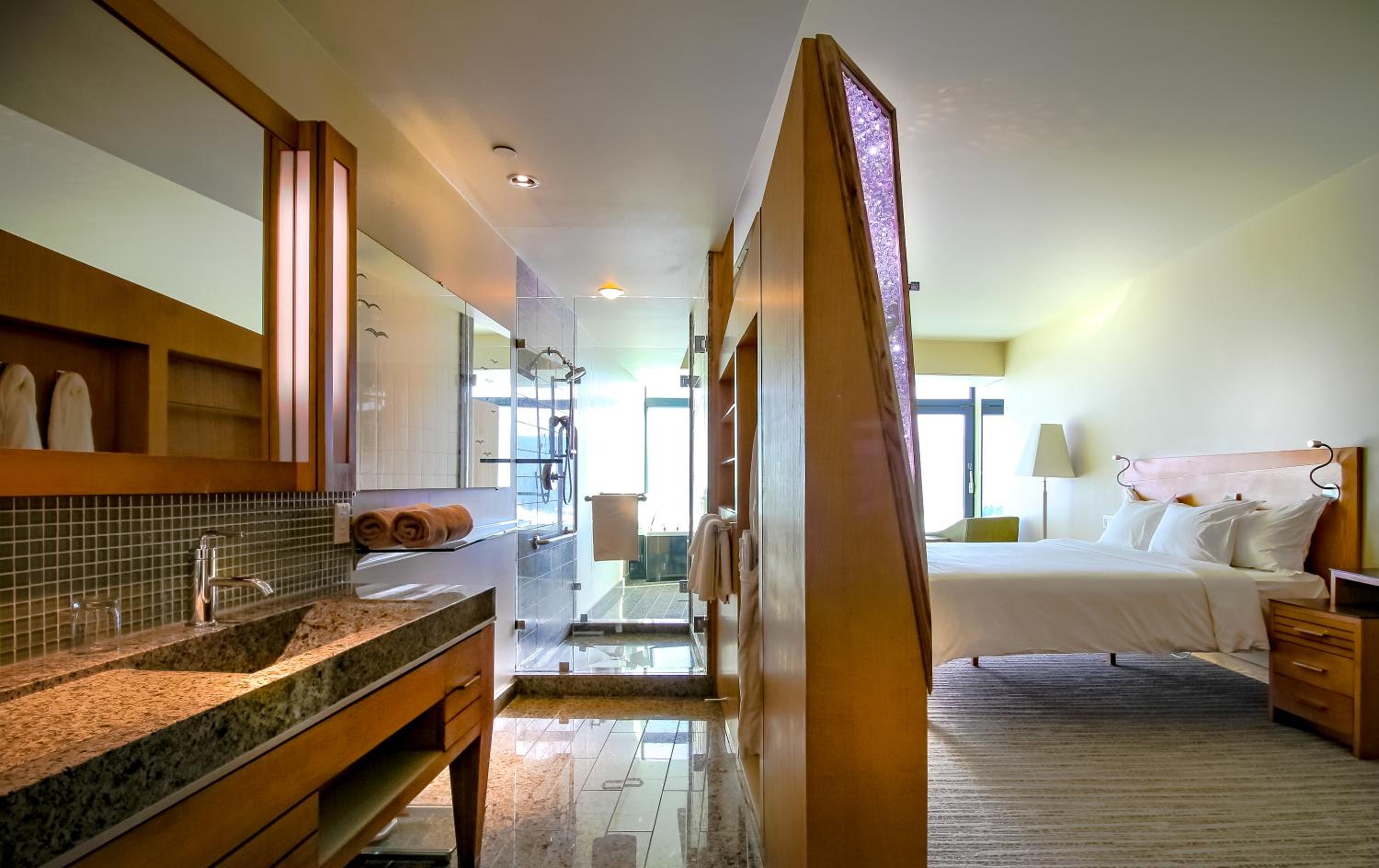 Deluxe King Room with Mountain View photo 1