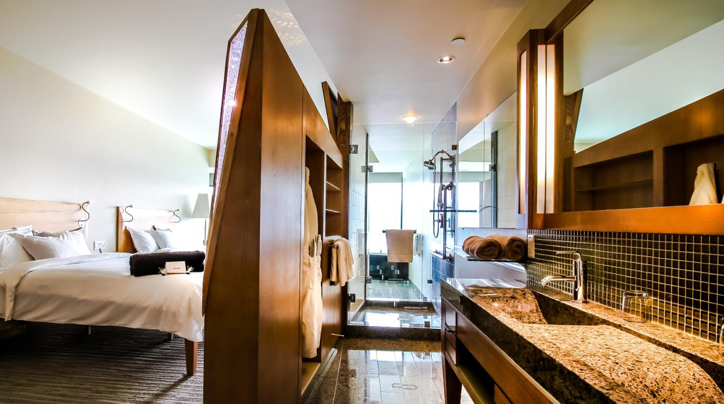 Standard Queen Room with Two Queen Beds with Mountain View photo 1