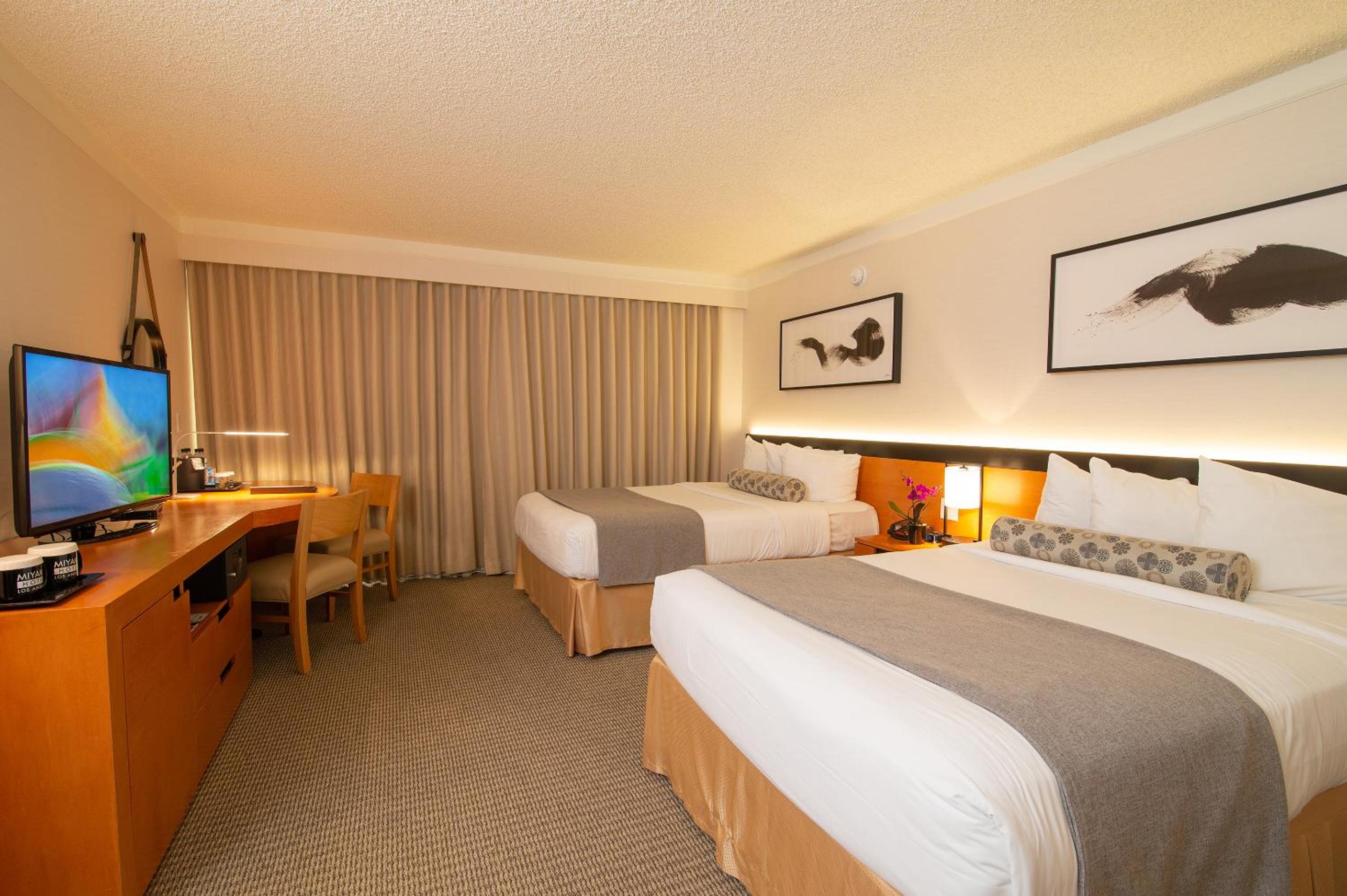 Superior Room with Two Double Beds thumbnail 6