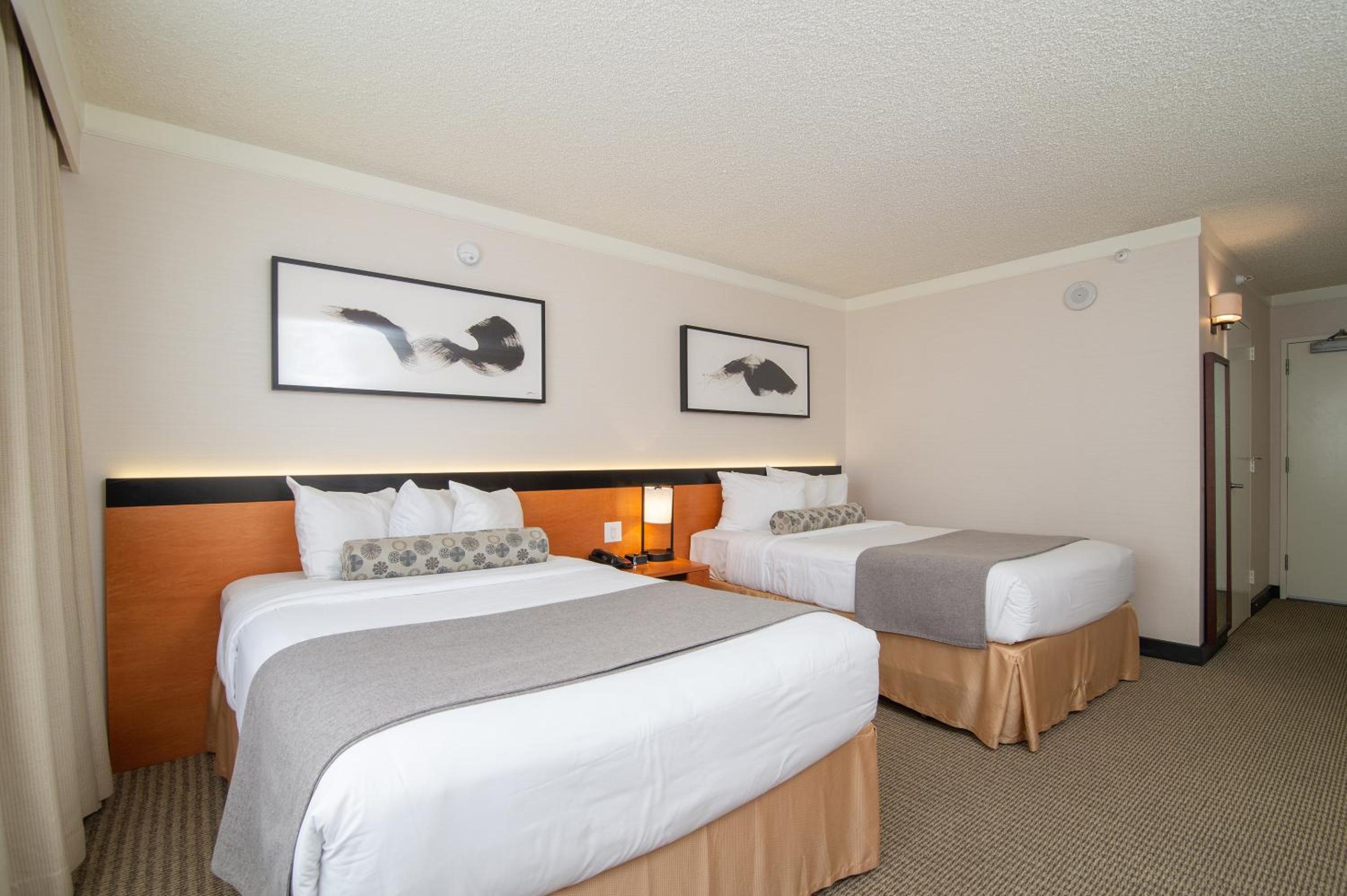 Superior Room with Two Double Beds thumbnail 5