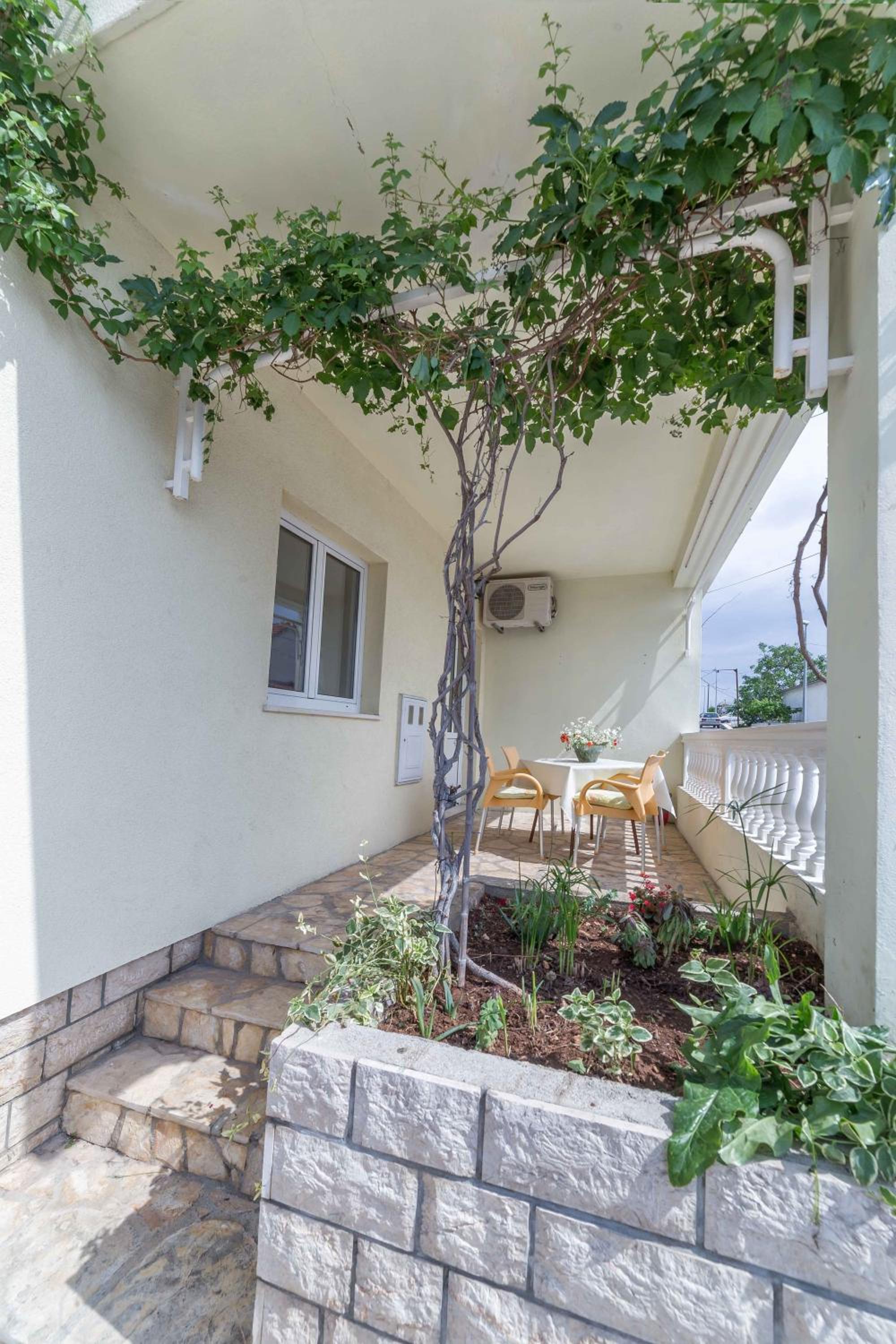One-Bedroom Apartment with Balcony and Partial Sea View - Photo 6